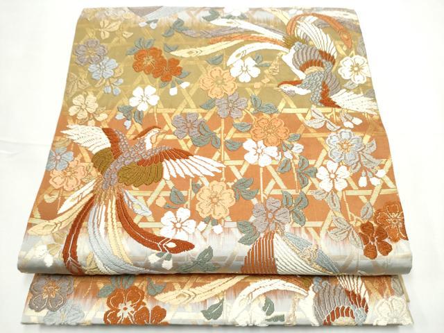 ■■■　サイズ　■■■ 長さ 412cm 幅 31.5cm程 ■■■　商品詳細　■■■ 【正絹】 状態は接写画像のように 唐織部分に糸よれがございますが その他特に目立ったシミ汚れなどもなく大変良い状態です。 大変上質な逸品になります。 お安く出品致しますので、是非この機会にいかがでしょうか？ ■■■　注意事項　■■■ ■モニター発色の具合により色合いが異なる場合がございます。 ■寸法は多少の誤差が生じる場合がございますのでご了承ください。 ■縫込みの長さが左右非対称の場合は短い部分を記載しております。 左右非対称であってもご返品・お値引き等の保証は出来かねますので、ご了承の上ご購入をお願い致します。 ■シミ等のチェックには注意を払っておりますが、見落としがある場合もございますし、個人の見解も様々ですので神経質な方のご購入はお控えください。 ■箪笥に入っておりました着物や帯なので畳みシワや匂いがあるものもございます。 ■お休みは基本的に土日祝となりますが、その他臨時でお休みする場合がございますのでご了承ください。 ■商品の発送は平日のみの発送となります。 ■夜間と土曜、日曜日はお問い合わせの回答が遅れる場合がございます。 ■当店では、お直し、紋入れ、お手入れ等は承っておりません。 ■生地の状態（ヤケ、経年劣化等）によってはサイズ直しが出来ない場合がございます。 その点もどうかご了承のうえ、ご購入をお願いいたします。 ■弊社で取り扱う商品は一点ものにつき、時期や在庫状況に応じて金額が変更となる場合がございます。 ■検針は行っておりません。予めご了承いただきますようお願いいたします。 ■【洗える着物】と記載のある商品におきましては、商品お届け後に洗濯を行ってしまってからのご返品にはご対応しかねます。 念の為、専門店でのお手入れをお願いいたします。 ■着物のサイズ目安は下記を参考ください↓ ＜女性着物＞　お端折り次第で＋5cm　−1cmが着用可能サイズ 　例）身丈170cmの場合、身長160cm〜175cm ＜男性着物＞　身丈＋約25cm〜27cm程が適応身長 　例）身丈155cmの場合、身長180〜182cm