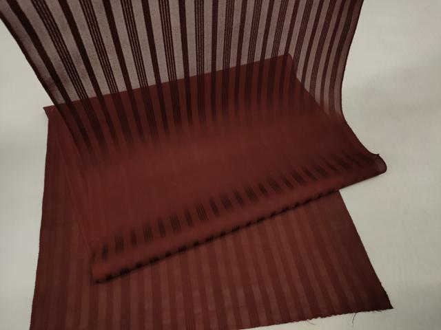 ■■■　サイズ　■■■ 長さ　　羽尺分あり 幅　　　約35.5cm ■■■　商品詳細　■■■ 【正絹・未使用】 状態は特に目立ったシミ汚れなどもなく大変良い状態です。 大変上質な逸品になります。 お安く出品致しますので、是非この機会にいかがでしょうか？ ■■■　注意事項　■■■ ■モニター発色の具合により色合いが異なる場合がございます。 ■寸法は多少の誤差が生じる場合がございますのでご了承ください。 ■縫込みの長さが左右非対称の場合は短い部分を記載しております。 左右非対称であってもご返品・お値引き等の保証は出来かねますので、ご了承の上ご購入をお願い致します。 ■シミ等のチェックには注意を払っておりますが、見落としがある場合もございますし、個人の見解も様々ですので神経質な方のご購入はお控えください。 ■箪笥に入っておりました着物や帯なので畳みシワや匂いがあるものもございます。 ■お休みは基本的に土日祝となりますが、その他臨時でお休みする場合がございますのでご了承ください。 ■商品の発送は平日のみの発送となります。 ■夜間と土曜、日曜日はお問い合わせの回答が遅れる場合がございます。 ■当店では、お直し、紋入れ、お手入れ等は承っておりません。 ■生地の状態（ヤケ、経年劣化等）によってはサイズ直しが出来ない場合がございます。 その点もどうかご了承のうえ、ご購入をお願いいたします。 ■弊社で取り扱う商品は一点ものにつき、時期や在庫状況に応じて金額が変更となる場合がございます。 ■検針は行っておりません。予めご了承いただきますようお願いいたします。 ■【洗える着物】と記載のある商品におきましては、商品お届け後に洗濯を行ってしまってからのご返品にはご対応しかねます。 念の為、専門店でのお手入れをお願いいたします。 ■着物のサイズ目安は下記を参考ください↓ ＜女性着物＞　お端折り次第で＋5cm　−1cmが着用可能サイズ 　例）身丈170cmの場合、身長160cm〜175cm ＜男性着物＞　身丈＋約25cm〜27cm程が適応身長 　例）身丈155cmの場合、身長180〜182cm