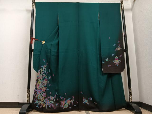 ■■■　サイズ　■■■ 身丈 162.5cm（肩から） 裄丈 67cm 袖丈 108.5cm　縫込み 5cm 袖幅 34.5cm 前幅 24.5cm 後幅 30cm 着物縫いこみ 内揚げ 4cm 裄 お袖側 約3cm　身頃側 約2.5cm ■■■　商品詳細　■■■ 【正絹】 状態は特に目立ったシミ汚れなどもなく大変良い状態です。 大変上質な逸品になります。 お安く出品致しますので、是非この機会にいかがでしょうか？ ■■■　注意事項　■■■ ■モニター発色の具合により色合いが異なる場合がございます。 ■寸法は多少の誤差が生じる場合がございますのでご了承ください。 ■縫込みの長さが左右非対称の場合は短い部分を記載しております。 左右非対称であってもご返品・お値引き等の保証は出来かねますので、ご了承の上ご購入をお願い致します。 ■シミ等のチェックには注意を払っておりますが、見落としがある場合もございますし、個人の見解も様々ですので神経質な方のご購入はお控えください。 ■箪笥に入っておりました着物や帯なので畳みシワや匂いがあるものもございます。 ■お休みは基本的に土日祝となりますが、その他臨時でお休みする場合がございますのでご了承ください。 ■商品の発送は平日のみの発送となります。 ■夜間と土曜、日曜日はお問い合わせの回答が遅れる場合がございます。 ■当店では、お直し、紋入れ、お手入れ等は承っておりません。 ■生地の状態（ヤケ、経年劣化等）によってはサイズ直しが出来ない場合がございます。 その点もどうかご了承のうえ、ご購入をお願いいたします。 ■弊社で取り扱う商品は一点ものにつき、時期や在庫状況に応じて金額が変更となる場合がございます。 ■検針は行っておりません。予めご了承いただきますようお願いいたします。 ■【洗える着物】と記載のある商品におきましては、商品お届け後に洗濯を行ってしまってからのご返品にはご対応しかねます。 念の為、専門店でのお手入れをお願いいたします。 ■着物のサイズ目安は下記を参考ください↓ ＜女性着物＞　お端折り次第で＋5cm　−1cmが着用可能サイズ 　例）身丈170cmの場合、身長160cm〜175cm ＜男性着物＞　身丈＋約25cm〜27cm程が適応身長 　例）身丈155cmの場合、身長180〜182cm