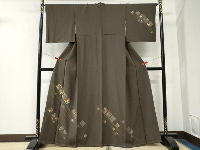 ■■■　サイズ　■■■ 身丈 164cm（肩から） 裄丈 65.5cm 袖丈 48cm　縫込み 7cm 袖幅 35cm 前幅 25cm 後幅 29cm 着物縫いこみ 内揚げ 1cm 裄 お袖側 約1cm　身頃側 約5cm ■■■　商品詳細　■■■ 【正絹・未使用】 状態は特に目立ったシミ汚れなどもなく大変良い状態です。 大変上質な逸品になります。 お安く出品致しますので、是非この機会にいかがでしょうか？ ■■■　注意事項　■■■ ■モニター発色の具合により色合いが異なる場合がございます。 ■寸法は多少の誤差が生じる場合がございますのでご了承ください。 ■縫込みの長さが左右非対称の場合は短い部分を記載しております。 左右非対称であってもご返品・お値引き等の保証は出来かねますので、ご了承の上ご購入をお願い致します。 ■シミ等のチェックには注意を払っておりますが、見落としがある場合もございますし、個人の見解も様々ですので神経質な方のご購入はお控えください。 ■箪笥に入っておりました着物や帯なので畳みシワや匂いがあるものもございます。 ■お休みは基本的に土日祝となりますが、その他臨時でお休みする場合がございますのでご了承ください。 ■商品の発送は平日のみの発送となります。 ■夜間と土曜、日曜日はお問い合わせの回答が遅れる場合がございます。 ■当店では、お直し、紋入れ、お手入れ等は承っておりません。 ■生地の状態（ヤケ、経年劣化等）によってはサイズ直しが出来ない場合がございます。 その点もどうかご了承のうえ、ご購入をお願いいたします。 ■弊社で取り扱う商品は一点ものにつき、時期や在庫状況に応じて金額が変更となる場合がございます。 ■検針は行っておりません。予めご了承いただきますようお願いいたします。 ■【洗える着物】と記載のある商品におきましては、商品お届け後に洗濯を行ってしまってからのご返品にはご対応しかねます。 念の為、専門店でのお手入れをお願いいたします。 ■着物のサイズ目安は下記を参考ください↓ ＜女性着物＞　お端折り次第で＋5cm　−1cmが着用可能サイズ 　例）身丈170cmの場合、身長160cm〜175cm ＜男性着物＞　身丈＋約25cm〜27cm程が適応身長 　例）身丈155cmの場合、身長180〜182cm