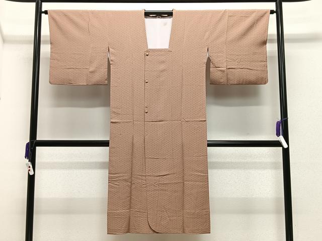 ■■■　サイズ　■■■ 身丈 125cm（肩から） 裄丈 65cm 袖丈 44cm　縫込み 6cm 袖幅 33cm 前幅 20cm 後幅 29cm 裄 お袖側 約2.5cm　身頃側 約4cm ■■■　商品詳細　■■■ 【正絹】 状態は接写画像のように羽裏に汚れがございますが その他特に目立ったシミ汚れなどもなく大変良い状態です。 大変上質な逸品になります。 お安く出品致しますので、是非この機会にいかがでしょうか？ ■■■　注意事項　■■■ ■モニター発色の具合により色合いが異なる場合がございます。 ■寸法は多少の誤差が生じる場合がございますのでご了承ください。 ■縫込みの長さが左右非対称の場合は短い部分を記載しております。 左右非対称であってもご返品・お値引き等の保証は出来かねますので、ご了承の上ご購入をお願い致します。 ■シミ等のチェックには注意を払っておりますが、見落としがある場合もございますし、個人の見解も様々ですので神経質な方のご購入はお控えください。 ■箪笥に入っておりました着物や帯なので畳みシワや匂いがあるものもございます。 ■お休みは基本的に土日祝となりますが、その他臨時でお休みする場合がございますのでご了承ください。 ■商品の発送は平日のみの発送となります。 ■夜間と土曜、日曜日はお問い合わせの回答が遅れる場合がございます。 ■当店では、お直し、紋入れ、お手入れ等は承っておりません。 ■生地の状態（ヤケ、経年劣化等）によってはサイズ直しが出来ない場合がございます。 その点もどうかご了承のうえ、ご購入をお願いいたします。 ■弊社で取り扱う商品は一点ものにつき、時期や在庫状況に応じて金額が変更となる場合がございます。 ■検針は行っておりません。予めご了承いただきますようお願いいたします。 ■【洗える着物】と記載のある商品におきましては、商品お届け後に洗濯を行ってしまってからのご返品にはご対応しかねます。 念の為、専門店でのお手入れをお願いいたします。 ■着物のサイズ目安は下記を参考ください↓ ＜女性着物＞　お端折り次第で＋5cm　−1cmが着用可能サイズ 　例）身丈170cmの場合、身長160cm〜175cm ＜男性着物＞　身丈＋約25cm〜27cm程が適応身長 　例）身丈155cmの場合、身長180〜182cm