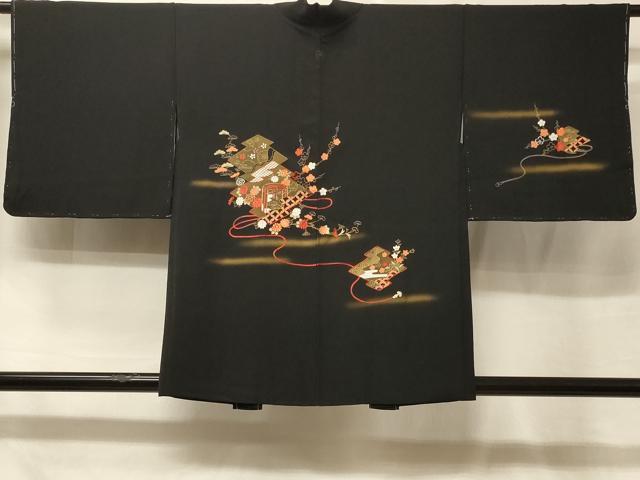 ■■■　サイズ　■■■ 身丈 80cm（肩から） 裄丈 63.5cm 袖丈 45.5cm　縫込み 7cm 袖幅 33.5cm 前幅 16.5cm 後幅 28.5cm 裄 お袖側 約1cm　身頃側 約3cm ■■■　商品詳細　■■■ 【正絹・一つ紋・未使用】 状態は特に目立ったシミ汚れなどもなく大変良い状態です。 大変上質な逸品になります。 お安く出品致しますので、是非この機会にいかがでしょうか？ ■■■　注意事項　■■■ ■モニター発色の具合により色合いが異なる場合がございます。 ■寸法は多少の誤差が生じる場合がございますのでご了承ください。 ■縫込みの長さが左右非対称の場合は短い部分を記載しております。 左右非対称であってもご返品・お値引き等の保証は出来かねますので、ご了承の上ご購入をお願い致します。 ■シミ等のチェックには注意を払っておりますが、見落としがある場合もございますし、個人の見解も様々ですので神経質な方のご購入はお控えください。 ■箪笥に入っておりました着物や帯なので畳みシワや匂いがあるものもございます。 ■お休みは基本的に土日祝となりますが、その他臨時でお休みする場合がございますのでご了承ください。 ■商品の発送は平日のみの発送となります。 ■夜間と土曜、日曜日はお問い合わせの回答が遅れる場合がございます。 ■当店では、お直し、紋入れ、お手入れ等は承っておりません。 ■生地の状態（ヤケ、経年劣化等）によってはサイズ直しが出来ない場合がございます。 その点もどうかご了承のうえ、ご購入をお願いいたします。 ■弊社で取り扱う商品は一点ものにつき、時期や在庫状況に応じて金額が変更となる場合がございます。 ■検針は行っておりません。予めご了承いただきますようお願いいたします。 ■【洗える着物】と記載のある商品におきましては、商品お届け後に洗濯を行ってしまってからのご返品にはご対応しかねます。 念の為、専門店でのお手入れをお願いいたします。 ■着物のサイズ目安は下記を参考ください↓ ＜女性着物＞　お端折り次第で＋5cm　−1cmが着用可能サイズ 　例）身丈170cmの場合、身長160cm〜175cm ＜男性着物＞　身丈＋約25cm〜27cm程が適応身長 　例）身丈155cmの場合、身長180〜182cm