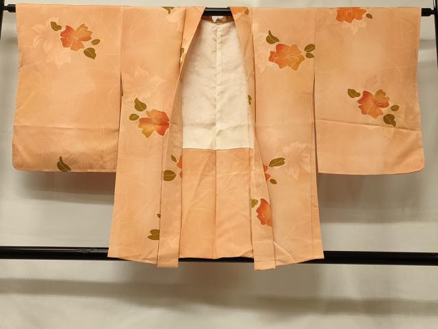 ■■■　サイズ　■■■ 身丈 78cm（肩から） 裄丈 64cm 袖丈 52.5cm　縫込み 3cm 袖幅 32.5cm 前幅 17cm 後幅 28.5cm 裄 お袖側 約2cm　身頃側 約1.5cm ■■■　商品詳細　■■■ 【正絹・未使用】 状態は接写画像のように後身頃・左袖後・右袖・羽裏に薄い汚れがございますが、 その他特に目立ったシミ汚れなどもなく大変良い状態です。 大変上質な逸品になります。 お安く出品致しますので、是非この機会にいかがでしょうか？ ■■■　注意事項　■■■ ■モニター発色の具合により色合いが異なる場合がございます。 ■寸法は多少の誤差が生じる場合がございますのでご了承ください。 ■縫込みの長さが左右非対称の場合は短い部分を記載しております。 左右非対称であってもご返品・お値引き等の保証は出来かねますので、ご了承の上ご購入をお願い致します。 ■シミ等のチェックには注意を払っておりますが、見落としがある場合もございますし、個人の見解も様々ですので神経質な方のご購入はお控えください。 ■箪笥に入っておりました着物や帯なので畳みシワや匂いがあるものもございます。 ■お休みは基本的に土日祝となりますが、その他臨時でお休みする場合がございますのでご了承ください。 ■商品の発送は平日のみの発送となります。 ■夜間と土曜、日曜日はお問い合わせの回答が遅れる場合がございます。 ■当店では、お直し、紋入れ、お手入れ等は承っておりません。 ■生地の状態（ヤケ、経年劣化等）によってはサイズ直しが出来ない場合がございます。 その点もどうかご了承のうえ、ご購入をお願いいたします。 ■弊社で取り扱う商品は一点ものにつき、時期や在庫状況に応じて金額が変更となる場合がございます。 ■検針は行っておりません。予めご了承いただきますようお願いいたします。 ■【洗える着物】と記載のある商品におきましては、商品お届け後に洗濯を行ってしまってからのご返品にはご対応しかねます。 念の為、専門店でのお手入れをお願いいたします。 ■着物のサイズ目安は下記を参考ください↓ ＜女性着物＞　お端折り次第で＋5cm　−1cmが着用可能サイズ 　例）身丈170cmの場合、身長160cm〜175cm ＜男性着物＞　身丈＋約25cm〜27cm程が適応身長 　例）身丈155cmの場合、身長180〜182cm