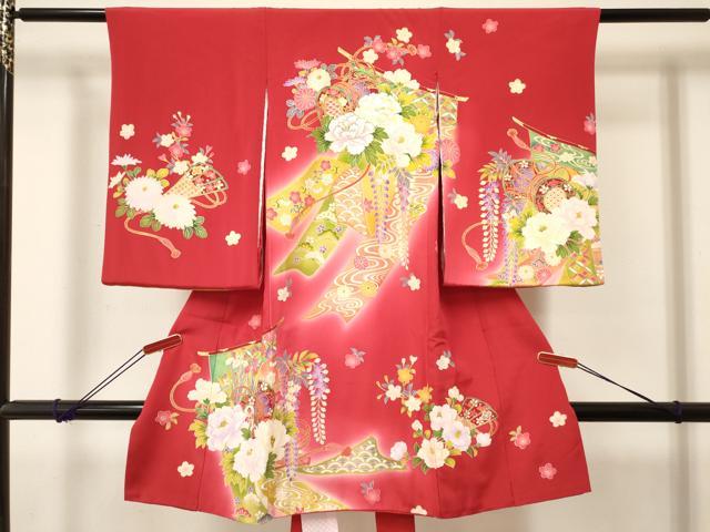 ■■■　サイズ　■■■ 【着物】 身丈 98cm（肩から） 裄丈 47.5cm 袖丈 56.5cm ■■■　商品詳細　■■■ 産着【着物：正絹・襦袢：化繊】 の状態は特に目立ったシミ汚れなどもなく大変良い状態です。 大変上質な逸品になります。 お安く出品致しますので、是非この機会にいかがでしょうか？ ■■■　注意事項　■■■ ■モニター発色の具合により色合いが異なる場合がございます。 ■寸法は多少の誤差が生じる場合がございますのでご了承ください。 ■縫込みの長さが左右非対称の場合は短い部分を記載しております。 左右非対称であってもご返品・お値引き等の保証は出来かねますので、ご了承の上ご購入をお願い致します。 ■シミ等のチェックには注意を払っておりますが、見落としがある場合もございますし、個人の見解も様々ですので神経質な方のご購入はお控えください。 ■箪笥に入っておりました着物や帯なので畳みシワや匂いがあるものもございます。 ■お休みは基本的に土日祝となりますが、その他臨時でお休みする場合がございますのでご了承ください。 ■商品の発送は平日のみの発送となります。 ■夜間と土曜、日曜日はお問い合わせの回答が遅れる場合がございます。 ■当店では、お直し、紋入れ、お手入れ等は承っておりません。 ■生地の状態（ヤケ、経年劣化等）によってはサイズ直しが出来ない場合がございます。 その点もどうかご了承のうえ、ご購入をお願いいたします。 ■弊社で取り扱う商品は一点ものにつき、時期や在庫状況に応じて金額が変更となる場合がございます。 ■検針は行っておりません。予めご了承いただきますようお願いいたします。 ■【洗える着物】と記載のある商品におきましては、商品お届け後に洗濯を行ってしまってからのご返品にはご対応しかねます。 念の為、専門店でのお手入れをお願いいたします。 ■着物のサイズ目安は下記を参考ください↓ ＜女性着物＞　お端折り次第で＋5cm　−1cmが着用可能サイズ 　例）身丈170cmの場合、身長160cm〜175cm ＜男性着物＞　身丈＋約25cm〜27cm程が適応身長 　例）身丈155cmの場合、身長180〜182cm