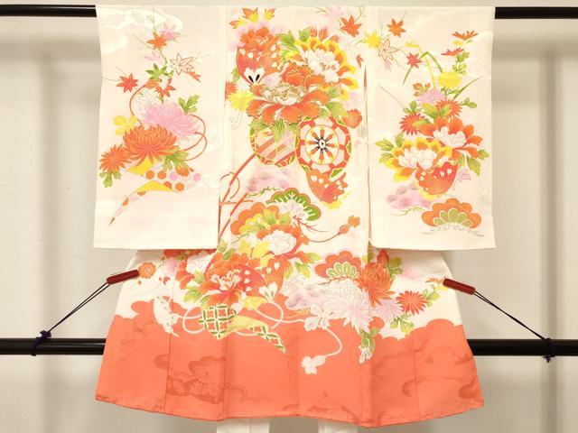 ■■■　サイズ　■■■ 【着物】 身丈 94.5cm（肩から） 裄丈 44.5cm 袖丈 56cm ■■■　商品詳細　■■■ 産着【表地：正絹・襦袢：化繊】の 状態は接写画像のように表地所々・裏地・ 襦袢表地所々・裏地・紐部分に薄い汚れがございます。 大変上質な逸品になりますので ぜひお手入れをされてお召しになられてはいかがでしょうか。 お安く出品致しますので、是非この機会にいかがでしょうか？ ■■■　注意事項　■■■ ■モニター発色の具合により色合いが異なる場合がございます。 ■寸法は多少の誤差が生じる場合がございますのでご了承ください。 ■縫込みの長さが左右非対称の場合は短い部分を記載しております。 左右非対称であってもご返品・お値引き等の保証は出来かねますので、ご了承の上ご購入をお願い致します。 ■シミ等のチェックには注意を払っておりますが、見落としがある場合もございますし、個人の見解も様々ですので神経質な方のご購入はお控えください。 ■箪笥に入っておりました着物や帯なので畳みシワや匂いがあるものもございます。 ■お休みは基本的に土日祝となりますが、その他臨時でお休みする場合がございますのでご了承ください。 ■商品の発送は平日のみの発送となります。 ■夜間と土曜、日曜日はお問い合わせの回答が遅れる場合がございます。 ■当店では、お直し、紋入れ、お手入れ等は承っておりません。 ■生地の状態（ヤケ、経年劣化等）によってはサイズ直しが出来ない場合がございます。 その点もどうかご了承のうえ、ご購入をお願いいたします。 ■弊社で取り扱う商品は一点ものにつき、時期や在庫状況に応じて金額が変更となる場合がございます。 ■検針は行っておりません。予めご了承いただきますようお願いいたします。 ■【洗える着物】と記載のある商品におきましては、商品お届け後に洗濯を行ってしまってからのご返品にはご対応しかねます。 念の為、専門店でのお手入れをお願いいたします。 ■着物のサイズ目安は下記を参考ください↓ ＜女性着物＞　お端折り次第で＋5cm　−1cmが着用可能サイズ 　例）身丈170cmの場合、身長160cm〜175cm ＜男性着物＞　身丈＋約25cm〜27cm程が適応身長 　例）身丈155cmの場合、身長180〜182cm