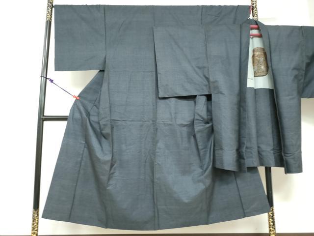 ■■■　サイズ　■■■ 【着物】 身丈 144.5cm（肩から） 裄丈 68cm 袖丈 49cm　縫込み 7cm 袖幅 34cm 前幅 23cm 後幅 30.5cm 着物縫いこみ 内揚げ 7cm 裄 お袖側 約2cm　身頃側 約0cm 【羽織】 身丈 94cm（肩から） 裄丈 68cm 袖丈 48.5cm　縫込み 5cm 袖幅 34cm 前幅 20cm 後幅 30cm 裄 お袖側 約1cm　身頃側 約1cm ■■■　商品詳細　■■■ 【正絹】 着物の状態は接写画像のように特に目立ったシミ汚れなどもなく大変良い状態です。 羽織の状態は接写画像のように左袖後・右袖後に薄い汚れがございますが その他特に目立ったシミ汚れなどもなく大変良い状態です。 大変上質な逸品になります。 お安く出品致しますので、是非この機会にいかがでしょうか？ ■■■　注意事項　■■■ ■モニター発色の具合により色合いが異なる場合がございます。 ■寸法は多少の誤差が生じる場合がございますのでご了承ください。 ■縫込みの長さが左右非対称の場合は短い部分を記載しております。 左右非対称であってもご返品・お値引き等の保証は出来かねますので、ご了承の上ご購入をお願い致します。 ■シミ等のチェックには注意を払っておりますが、見落としがある場合もございますし、個人の見解も様々ですので神経質な方のご購入はお控えください。 ■箪笥に入っておりました着物や帯なので畳みシワや匂いがあるものもございます。 ■お休みは基本的に土日祝となりますが、その他臨時でお休みする場合がございますのでご了承ください。 ■商品の発送は平日のみの発送となります。 ■夜間と土曜、日曜日はお問い合わせの回答が遅れる場合がございます。 ■当店では、お直し、紋入れ、お手入れ等は承っておりません。 ■生地の状態（ヤケ、経年劣化等）によってはサイズ直しが出来ない場合がございます。 その点もどうかご了承のうえ、ご購入をお願いいたします。 ■弊社で取り扱う商品は一点ものにつき、時期や在庫状況に応じて金額が変更となる場合がございます。 ■検針は行っておりません。予めご了承いただきますようお願いいたします。 ■【洗える着物】と記載のある商品におきましては、商品お届け後に洗濯を行ってしまってからのご返品にはご対応しかねます。 念の為、専門店でのお手入れをお願いいたします。 ■着物のサイズ目安は下記を参考ください↓ ＜女性着物＞　お端折り次第で＋5cm　−1cmが着用可能サイズ 　例）身丈170cmの場合、身長160cm〜175cm ＜男性着物＞　身丈＋約25cm〜27cm程が適応身長 　例）身丈155cmの場合、身長180〜182cm