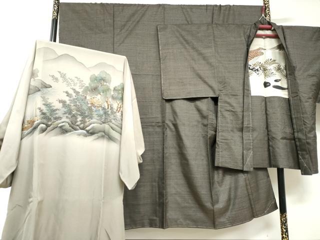■■■　サイズ　■■■ 【着物】 身丈 140.5cm（肩から） 裄丈 70.5cm 袖丈 49cm　縫込み 3cm 袖幅 36.5cm 前幅 26.5cm 後幅 30cm 着物縫いこみ 内揚げ 8cm 裄 お袖側 約1cm　身頃側 約4cm 【羽織】 身丈 91cm（肩から） 裄丈 70cm 袖丈 50cm　縫込み 2cm 袖幅 35.5cm 前幅 19cm 後幅 31cm 裄 お袖側 約2cm　身頃側 約1cm 【長襦袢】 身丈 136cm（肩から） 裄丈 69.5cm 袖丈 50cm　縫込み 2cm 袖幅 35.5cm 前幅 29.5cm 後幅 34cm 着物縫いこみ 内揚げ 0cm 裄 お袖側 約4cm　身頃側 約4cm ■■■　商品詳細　■■■ 【正絹・未使用】 着物の状態は特に目立ったシミ汚れなどもなく大変良い状態です。 羽織の状態は特に目立ったシミ汚れなどもなく大変良い状態です。 長襦袢の状態は接写画像のように衿裏・衿に薄い汚れがございますが その他特に目立ったシミ汚れなどもなく大変良い状態です。 大変上質な逸品になります。 お安く出品致しますので、是非この機会にいかがでしょうか？ ■■■　注意事項　■■■ ■モニター発色の具合により色合いが異なる場合がございます。 ■寸法は多少の誤差が生じる場合がございますのでご了承ください。 ■縫込みの長さが左右非対称の場合は短い部分を記載しております。 左右非対称であってもご返品・お値引き等の保証は出来かねますので、ご了承の上ご購入をお願い致します。 ■シミ等のチェックには注意を払っておりますが、見落としがある場合もございますし、個人の見解も様々ですので神経質な方のご購入はお控えください。 ■箪笥に入っておりました着物や帯なので畳みシワや匂いがあるものもございます。 ■お休みは基本的に土日祝となりますが、その他臨時でお休みする場合がございますのでご了承ください。 ■商品の発送は平日のみの発送となります。 ■夜間と土曜、日曜日はお問い合わせの回答が遅れる場合がございます。 ■当店では、お直し、紋入れ、お手入れ等は承っておりません。 ■生地の状態（ヤケ、経年劣化等）によってはサイズ直しが出来ない場合がございます。 その点もどうかご了承のうえ、ご購入をお願いいたします。 ■弊社で取り扱う商品は一点ものにつき、時期や在庫状況に応じて金額が変更となる場合がございます。 ■検針は行っておりません。予めご了承いただきますようお願いいたします。 ■【洗える着物】と記載のある商品におきましては、商品お届け後に洗濯を行ってしまってからのご返品にはご対応しかねます。 念の為、専門店でのお手入れをお願いいたします。 ■着物のサイズ目安は下記を参考ください↓ ＜女性着物＞　お端折り次第で＋5cm　−1cmが着用可能サイズ 　例）身丈170cmの場合、身長160cm〜175cm ＜男性着物＞　身丈＋約25cm〜27cm程が適応身長 　例）身丈155cmの場合、身長180〜182cm