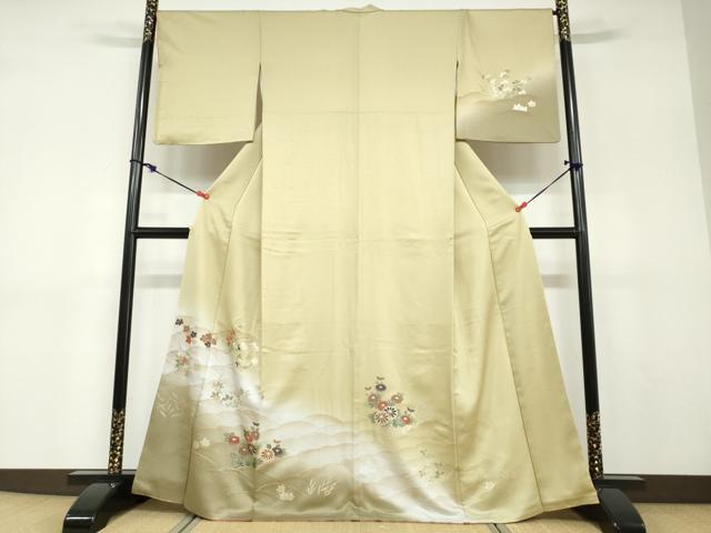 ■■■　サイズ　■■■ 身丈 163.5cm（肩から） 裄丈 69cm 袖丈 49cm　縫込み 6cm 袖幅 35cm 前幅 23cm 後幅 30.5cm 着物縫いこみ 内揚げ 3cm 裄 お袖側 約0cm　身頃側 約0cm ■■■　商品詳細　■■■ 【正絹】 状態は接写画像のように袖口に薄い汚れがございますが その他特に目立ったシミ汚れなどもなく大変良い状態です。 大変上質な逸品になります。 お安く出品致しますので、是非この機会にいかがでしょうか？ ■■■　注意事項　■■■ ■モニター発色の具合により色合いが異なる場合がございます。 ■寸法は多少の誤差が生じる場合がございますのでご了承ください。 ■縫込みの長さが左右非対称の場合は短い部分を記載しております。 左右非対称であってもご返品・お値引き等の保証は出来かねますので、ご了承の上ご購入をお願い致します。 ■シミ等のチェックには注意を払っておりますが、見落としがある場合もございますし、個人の見解も様々ですので神経質な方のご購入はお控えください。 ■箪笥に入っておりました着物や帯なので畳みシワや匂いがあるものもございます。 ■お休みは基本的に土日祝となりますが、その他臨時でお休みする場合がございますのでご了承ください。 ■商品の発送は平日のみの発送となります。 ■夜間と土曜、日曜日はお問い合わせの回答が遅れる場合がございます。 ■当店では、お直し、紋入れ、お手入れ等は承っておりません。 ■生地の状態（ヤケ、経年劣化等）によってはサイズ直しが出来ない場合がございます。 その点もどうかご了承のうえ、ご購入をお願いいたします。 ■弊社で取り扱う商品は一点ものにつき、時期や在庫状況に応じて金額が変更となる場合がございます。 ■検針は行っておりません。予めご了承いただきますようお願いいたします。 ■【洗える着物】と記載のある商品におきましては、商品お届け後に洗濯を行ってしまってからのご返品にはご対応しかねます。 念の為、専門店でのお手入れをお願いいたします。 ■着物のサイズ目安は下記を参考ください↓ ＜女性着物＞　お端折り次第で＋5cm　−1cmが着用可能サイズ 　例）身丈170cmの場合、身長160cm〜175cm ＜男性着物＞　身丈＋約25cm〜27cm程が適応身長 　例）身丈155cmの場合、身長180〜182cm
