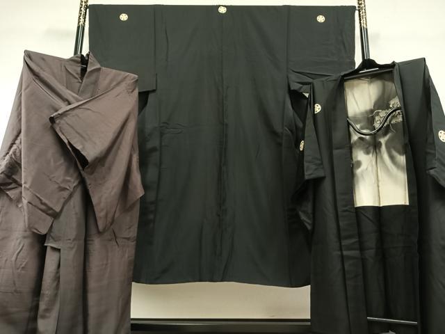 ■■■　サイズ　■■■ 【着物】 身丈 137cm（肩から） 裄丈 66.5cm 袖丈 50cm　縫込み 4cm 袖幅 33.5cm 前幅 25.5cm 後幅 32cm 着物縫いこみ 内揚げ 5cm 裄 お袖側 約2cm　身頃側 約2cm 【羽織】 身丈 101cm（肩から） 裄丈 68cm 袖丈 51cm　縫込み 3cm 袖幅 34.5cm 前幅 19cm 後幅 30.5cm 裄 お袖側 約3cm　身頃側 約3.5cm 【長襦袢】 身丈 137cm（肩から） 裄丈 67cm 袖丈 49cm　縫込み 4cm 袖幅 33.5cm 前幅 25cm 後幅 31cm 着物縫いこみ 内揚げ 6cm 裄 お袖側 約1cm　身頃側 約2cm ■■■　商品詳細　■■■ 【正絹】 着物の状態は接写画像のように表地所々・衿に薄い汚れがございます。 羽織の状態は接写画像のように表地所々・羽裏・右袖前に薄い汚れがございます。 長襦袢の状態は接写画像のように表地所々・衿に薄い汚れがございます。 大変上質な逸品になりますのでぜひお手入れをされてお召しになられてはいかがでしょうか。 お安く出品致しますので、是非この機会にいかがでしょうか？ ■■■　注意事項　■■■ ■モニター発色の具合により色合いが異なる場合がございます。 ■寸法は多少の誤差が生じる場合がございますのでご了承ください。 ■縫込みの長さが左右非対称の場合は短い部分を記載しております。 左右非対称であってもご返品・お値引き等の保証は出来かねますので、ご了承の上ご購入をお願い致します。 ■シミ等のチェックには注意を払っておりますが、見落としがある場合もございますし、個人の見解も様々ですので神経質な方のご購入はお控えください。 ■箪笥に入っておりました着物や帯なので畳みシワや匂いがあるものもございます。 ■お休みは基本的に土日祝となりますが、その他臨時でお休みする場合がございますのでご了承ください。 ■商品の発送は平日のみの発送となります。 ■夜間と土曜、日曜日はお問い合わせの回答が遅れる場合がございます。 ■当店では、お直し、紋入れ、お手入れ等は承っておりません。 ■生地の状態（ヤケ、経年劣化等）によってはサイズ直しが出来ない場合がございます。 その点もどうかご了承のうえ、ご購入をお願いいたします。 ■弊社で取り扱う商品は一点ものにつき、時期や在庫状況に応じて金額が変更となる場合がございます。 ■検針は行っておりません。予めご了承いただきますようお願いいたします。 ■【洗える着物】と記載のある商品におきましては、商品お届け後に洗濯を行ってしまってからのご返品にはご対応しかねます。 念の為、専門店でのお手入れをお願いいたします。 ■着物のサイズ目安は下記を参考ください↓ ＜女性着物＞　お端折り次第で＋5cm　−1cmが着用可能サイズ 　例）身丈170cmの場合、身長160cm〜175cm ＜男性着物＞　身丈＋約25cm〜27cm程が適応身長 　例）身丈155cmの場合、身長180〜182cm