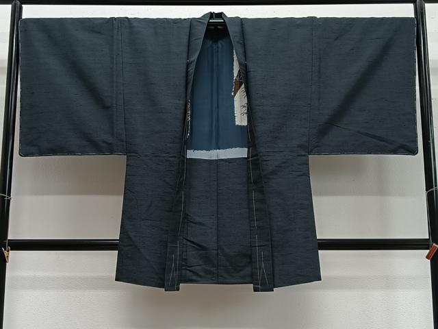 ■■■　サイズ　■■■ 身丈 90cm（肩から） 裄丈 70cm 袖丈 48.5cm　縫込み 0cm 袖幅 35.5cm 前幅 19.5cm 後幅 29.5cm 裄 お袖側 約0cm　身頃側 約0cm ■■■　商品詳細　■■■ 【正絹】 状態は特に目立ったシミ汚れなどもなく大変良い状態です。 大変上質な逸品になります。 お安く出品致しますので、是非この機会にいかがでしょうか？ ■■■　注意事項　■■■ ■モニター発色の具合により色合いが異なる場合がございます。 ■寸法は多少の誤差が生じる場合がございますのでご了承ください。 ■縫込みの長さが左右非対称の場合は短い部分を記載しております。 左右非対称であってもご返品・お値引き等の保証は出来かねますので、ご了承の上ご購入をお願い致します。 ■シミ等のチェックには注意を払っておりますが、見落としがある場合もございますし、個人の見解も様々ですので神経質な方のご購入はお控えください。 ■箪笥に入っておりました着物や帯なので畳みシワや匂いがあるものもございます。 ■お休みは基本的に土日祝となりますが、その他臨時でお休みする場合がございますのでご了承ください。 ■商品の発送は平日のみの発送となります。 ■夜間と土曜、日曜日はお問い合わせの回答が遅れる場合がございます。 ■当店では、お直し、紋入れ、お手入れ等は承っておりません。 ■生地の状態（ヤケ、経年劣化等）によってはサイズ直しが出来ない場合がございます。 その点もどうかご了承のうえ、ご購入をお願いいたします。 ■弊社で取り扱う商品は一点ものにつき、時期や在庫状況に応じて金額が変更となる場合がございます。 ■検針は行っておりません。予めご了承いただきますようお願いいたします。 ■【洗える着物】と記載のある商品におきましては、商品お届け後に洗濯を行ってしまってからのご返品にはご対応しかねます。 念の為、専門店でのお手入れをお願いいたします。 ■着物のサイズ目安は下記を参考ください↓ ＜女性着物＞　お端折り次第で＋5cm　−1cmが着用可能サイズ 　例）身丈170cmの場合、身長160cm〜175cm ＜男性着物＞　身丈＋約25cm〜27cm程が適応身長 　例）身丈155cmの場合、身長180〜182cm