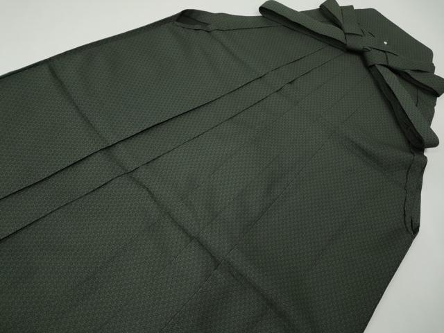 ■■■　サイズ　■■■ 紐下丈　約85cm ■■■　商品詳細　■■■ 【正絹】 状態は接写画像のように裏地に薄い汚れがございますが その他特に目立ったシミ汚れなどもなく大変良い状態です。 大変上質な逸品になります。 お安く出品致しますので、是非この機会にいかがでしょうか？ ■■■　注意事項　■■■ ■モニター発色の具合により色合いが異なる場合がございます。 ■寸法は多少の誤差が生じる場合がございますのでご了承ください。 ■縫込みの長さが左右非対称の場合は短い部分を記載しております。 左右非対称であってもご返品・お値引き等の保証は出来かねますので、ご了承の上ご購入をお願い致します。 ■シミ等のチェックには注意を払っておりますが、見落としがある場合もございますし、個人の見解も様々ですので神経質な方のご購入はお控えください。 ■箪笥に入っておりました着物や帯なので畳みシワや匂いがあるものもございます。 ■お休みは基本的に土日祝となりますが、その他臨時でお休みする場合がございますのでご了承ください。 ■商品の発送は平日のみの発送となります。 ■夜間と土曜、日曜日はお問い合わせの回答が遅れる場合がございます。 ■当店では、お直し、紋入れ、お手入れ等は承っておりません。 ■生地の状態（ヤケ、経年劣化等）によってはサイズ直しが出来ない場合がございます。 その点もどうかご了承のうえ、ご購入をお願いいたします。 ■弊社で取り扱う商品は一点ものにつき、時期や在庫状況に応じて金額が変更となる場合がございます。 ■検針は行っておりません。予めご了承いただきますようお願いいたします。 ■【洗える着物】と記載のある商品におきましては、商品お届け後に洗濯を行ってしまってからのご返品にはご対応しかねます。 念の為、専門店でのお手入れをお願いいたします。 ■着物のサイズ目安は下記を参考ください↓ ＜女性着物＞　お端折り次第で＋5cm　−1cmが着用可能サイズ 　例）身丈170cmの場合、身長160cm〜175cm ＜男性着物＞　身丈＋約25cm〜27cm程が適応身長 　例）身丈155cmの場合、身長180〜182cm