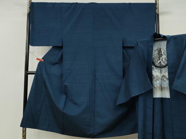 ■■■　サイズ　■■■ 【着物】 身丈 148cm（肩から） 裄丈 69cm 袖丈 50cm　縫込み 2cm 袖幅 35cm 前幅 28cm 後幅 32cm 着物縫いこみ 内揚げ 5cm 裄 お袖側 約5cm　身頃側 約5cm 【羽織】 身丈 98cm（肩から） 裄丈 71cm 袖丈 50.5cm　縫込み 3cm 袖幅 36cm 前幅 19.5cm 後幅 31cm 裄 お袖側 約0cm　身頃側 約4cm ■■■　商品詳細　■■■ 【正絹】 着物の状態は接写画像のようにおくみ・衿山・両袖口に薄い汚れがございますが その他特に目立ったシミ汚れなどもなく大変良い状態です。 羽織の状態は接写画像のように両袖・袖口・羽裏に薄い汚れがございますが その他特に目立ったシミ汚れなどもなく大変良い状態です。 大変上質な逸品になります。 お安く出品致しますので、是非この機会にいかがでしょうか？ ■■■　注意事項　■■■ ■モニター発色の具合により色合いが異なる場合がございます。 ■寸法は多少の誤差が生じる場合がございますのでご了承ください。 ■縫込みの長さが左右非対称の場合は短い部分を記載しております。 左右非対称であってもご返品・お値引き等の保証は出来かねますので、ご了承の上ご購入をお願い致します。 ■シミ等のチェックには注意を払っておりますが、見落としがある場合もございますし、個人の見解も様々ですので神経質な方のご購入はお控えください。 ■箪笥に入っておりました着物や帯なので畳みシワや匂いがあるものもございます。 ■お休みは基本的に土日祝となりますが、その他臨時でお休みする場合がございますのでご了承ください。 ■商品の発送は平日のみの発送となります。 ■夜間と土曜、日曜日はお問い合わせの回答が遅れる場合がございます。 ■当店では、お直し、紋入れ、お手入れ等は承っておりません。 ■生地の状態（ヤケ、経年劣化等）によってはサイズ直しが出来ない場合がございます。 その点もどうかご了承のうえ、ご購入をお願いいたします。 ■弊社で取り扱う商品は一点ものにつき、時期や在庫状況に応じて金額が変更となる場合がございます。 ■検針は行っておりません。予めご了承いただきますようお願いいたします。 ■【洗える着物】と記載のある商品におきましては、商品お届け後に洗濯を行ってしまってからのご返品にはご対応しかねます。 念の為、専門店でのお手入れをお願いいたします。 ■着物のサイズ目安は下記を参考ください↓ ＜女性着物＞　お端折り次第で＋5cm　−1cmが着用可能サイズ 　例）身丈170cmの場合、身長160cm〜175cm ＜男性着物＞　身丈＋約25cm〜27cm程が適応身長 　例）身丈155cmの場合、身長180〜182cm