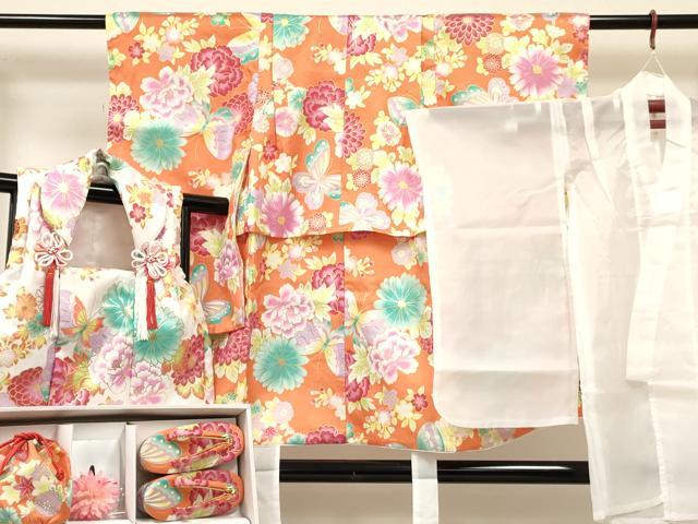 ■■■　サイズ　■■■ 【祝着】 身丈 76.5cm（肩から） 裄丈 43cm（肩上げ　2cm） 袖丈 57cm　縫込み 1cm 袖幅 27cm 前幅 14.5cm 後幅 20cm 着物縫いこみ 内揚げ 0cm （腰上げ　7cm） 裄 お袖側 約1cm　身頃側 約1cm 【被布】 身丈 47.5cm（肩から） 裄丈 13.5cm（肩上げ　2.5cm） 【長襦袢】 身丈 71cm（肩から） 裄丈 43.5cm（肩上げ　1.5cm） 袖丈 55.5cm　縫込み 1cm 袖幅 25cm 前幅 13cm 後幅 19.5cm 着物縫いこみ 内揚げ 0cm （腰上げ　0cm） 裄 お袖側 約1.5cm　身頃側 約1cm 【草履】 長さ 18cm　幅 7cm　高さ 4.5cm程 ■■■　商品詳細　■■■ 着物(重ね衿：取り外し可能)・長襦袢・被布【化繊】の 状態は特に目立ったシミ汚れなどもなく大変良い状態です。 お安く出品致しますので、是非この機会にいかがでしょうか？ ※ご自身で洗濯された場合の保証はできかねます。専門店にご相談ください。 ※襦袢の裄丈が着物よりも大きい仕立てになっておりますので、ご確認の上ご入札くださいませ。 ■■■　注意事項　■■■ ■モニター発色の具合により色合いが異なる場合がございます。 ■寸法は多少の誤差が生じる場合がございますのでご了承ください。 ■縫込みの長さが左右非対称の場合は短い部分を記載しております。 左右非対称であってもご返品・お値引き等の保証は出来かねますので、ご了承の上ご購入をお願い致します。 ■シミ等のチェックには注意を払っておりますが、見落としがある場合もございますし、個人の見解も様々ですので神経質な方のご購入はお控えください。 ■箪笥に入っておりました着物や帯なので畳みシワや匂いがあるものもございます。 ■お休みは基本的に土日祝となりますが、その他臨時でお休みする場合がございますのでご了承ください。 ■商品の発送は平日のみの発送となります。 ■夜間と土曜、日曜日はお問い合わせの回答が遅れる場合がございます。 ■当店では、お直し、紋入れ、お手入れ等は承っておりません。 ■生地の状態（ヤケ、経年劣化等）によってはサイズ直しが出来ない場合がございます。 その点もどうかご了承のうえ、ご購入をお願いいたします。 ■弊社で取り扱う商品は一点ものにつき、時期や在庫状況に応じて金額が変更となる場合がございます。 ■検針は行っておりません。予めご了承いただきますようお願いいたします。 ■【洗える着物】と記載のある商品におきましては、商品お届け後に洗濯を行ってしまってからのご返品にはご対応しかねます。 念の為、専門店でのお手入れをお願いいたします。 ■着物のサイズ目安は下記を参考ください↓ ＜女性着物＞　お端折り次第で＋5cm　−1cmが着用可能サイズ 　例）身丈170cmの場合、身長160cm〜175cm ＜男性着物＞　身丈＋約25cm〜27cm程が適応身長 　例）身丈155cmの場合、身長180〜182cm