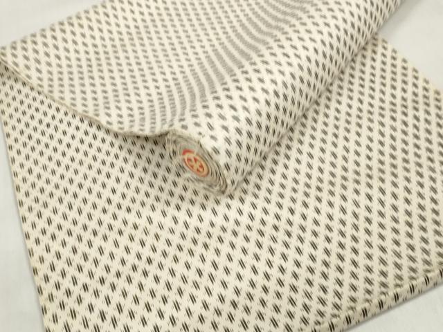 ■■■　サイズ　■■■ 長さ　　着尺分あり 幅　　　約34cm ■■■　商品詳細　■■■ 【綿・未使用】 状態は接写画像のように表地所々に薄い汚れがございます。 お安く出品致しますので、是非この機会にいかがでしょうか？ ■■■　注意事項　■■■ ■モニター発色の具合により色合いが異なる場合がございます。 ■寸法は多少の誤差が生じる場合がございますのでご了承ください。 ■縫込みの長さが左右非対称の場合は短い部分を記載しております。 左右非対称であってもご返品・お値引き等の保証は出来かねますので、ご了承の上ご購入をお願い致します。 ■シミ等のチェックには注意を払っておりますが、見落としがある場合もございますし、個人の見解も様々ですので神経質な方のご購入はお控えください。 ■箪笥に入っておりました着物や帯なので畳みシワや匂いがあるものもございます。 ■お休みは基本的に土日祝となりますが、その他臨時でお休みする場合がございますのでご了承ください。 ■商品の発送は平日のみの発送となります。 ■夜間と土曜、日曜日はお問い合わせの回答が遅れる場合がございます。 ■当店では、お直し、紋入れ、お手入れ等は承っておりません。 ■生地の状態（ヤケ、経年劣化等）によってはサイズ直しが出来ない場合がございます。 その点もどうかご了承のうえ、ご購入をお願いいたします。 ■弊社で取り扱う商品は一点ものにつき、時期や在庫状況に応じて金額が変更となる場合がございます。 ■検針は行っておりません。予めご了承いただきますようお願いいたします。 ■【洗える着物】と記載のある商品におきましては、商品お届け後に洗濯を行ってしまってからのご返品にはご対応しかねます。 念の為、専門店でのお手入れをお願いいたします。 ■着物のサイズ目安は下記を参考ください↓ ＜女性着物＞　お端折り次第で＋5cm　−1cmが着用可能サイズ 　例）身丈170cmの場合、身長160cm〜175cm ＜男性着物＞　身丈＋約25cm〜27cm程が適応身長 　例）身丈155cmの場合、身長180〜182cm