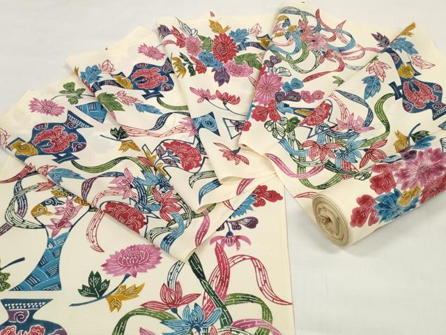 ■■■　サイズ　■■■ 長さ　　着尺分あり 幅　　　約36cm ■■■　商品詳細　■■■ 【正絹・未使用】 状態は接写画像のように表地所々・裏面所々に薄い汚れがございます。 大変上質な逸品になります。 お安く出品致しますので、是非この機会にいかがでしょうか？ ■■■　注意事項　■■■ ■モニター発色の具合により色合いが異なる場合がございます。 ■寸法は多少の誤差が生じる場合がございますのでご了承ください。 ■縫込みの長さが左右非対称の場合は短い部分を記載しております。 左右非対称であってもご返品・お値引き等の保証は出来かねますので、ご了承の上ご購入をお願い致します。 ■シミ等のチェックには注意を払っておりますが、見落としがある場合もございますし、個人の見解も様々ですので神経質な方のご購入はお控えください。 ■箪笥に入っておりました着物や帯なので畳みシワや匂いがあるものもございます。 ■お休みは基本的に土日祝となりますが、その他臨時でお休みする場合がございますのでご了承ください。 ■商品の発送は平日のみの発送となります。 ■夜間と土曜、日曜日はお問い合わせの回答が遅れる場合がございます。 ■当店では、お直し、紋入れ、お手入れ等は承っておりません。 ■生地の状態（ヤケ、経年劣化等）によってはサイズ直しが出来ない場合がございます。 その点もどうかご了承のうえ、ご購入をお願いいたします。 ■弊社で取り扱う商品は一点ものにつき、時期や在庫状況に応じて金額が変更となる場合がございます。 ■検針は行っておりません。予めご了承いただきますようお願いいたします。 ■【洗える着物】と記載のある商品におきましては、商品お届け後に洗濯を行ってしまってからのご返品にはご対応しかねます。 念の為、専門店でのお手入れをお願いいたします。 ■着物のサイズ目安は下記を参考ください↓ ＜女性着物＞　お端折り次第で＋5cm　−1cmが着用可能サイズ 　例）身丈170cmの場合、身長160cm〜175cm ＜男性着物＞　身丈＋約25cm〜27cm程が適応身長 　例）身丈155cmの場合、身長180〜182cm
