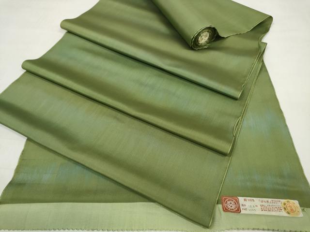 ■■■　サイズ　■■■ 長さ　　羽尺分あり 幅　　　約37cm ■■■　商品詳細　■■■ 【正絹・未使用】 状態は特に目立ったシミ汚れなどもなく大変良い状態です。 大変上質な逸品になります。 お安く出品致しますので、是非この機会にいかがでしょうか？ ■■■　注意事項　■■■ ■モニター発色の具合により色合いが異なる場合がございます。 ■寸法は多少の誤差が生じる場合がございますのでご了承ください。 ■縫込みの長さが左右非対称の場合は短い部分を記載しております。 左右非対称であってもご返品・お値引き等の保証は出来かねますので、ご了承の上ご購入をお願い致します。 ■シミ等のチェックには注意を払っておりますが、見落としがある場合もございますし、個人の見解も様々ですので神経質な方のご購入はお控えください。 ■箪笥に入っておりました着物や帯なので畳みシワや匂いがあるものもございます。 ■お休みは基本的に土日祝となりますが、その他臨時でお休みする場合がございますのでご了承ください。 ■商品の発送は平日のみの発送となります。 ■夜間と土曜、日曜日はお問い合わせの回答が遅れる場合がございます。 ■当店では、お直し、紋入れ、お手入れ等は承っておりません。 ■生地の状態（ヤケ、経年劣化等）によってはサイズ直しが出来ない場合がございます。 その点もどうかご了承のうえ、ご購入をお願いいたします。 ■弊社で取り扱う商品は一点ものにつき、時期や在庫状況に応じて金額が変更となる場合がございます。 ■検針は行っておりません。予めご了承いただきますようお願いいたします。 ■【洗える着物】と記載のある商品におきましては、商品お届け後に洗濯を行ってしまってからのご返品にはご対応しかねます。 念の為、専門店でのお手入れをお願いいたします。 ■着物のサイズ目安は下記を参考ください↓ ＜女性着物＞　お端折り次第で＋5cm　−1cmが着用可能サイズ 　例）身丈170cmの場合、身長160cm〜175cm ＜男性着物＞　身丈＋約25cm〜27cm程が適応身長 　例）身丈155cmの場合、身長180〜182cm