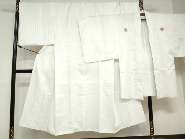 ■■■　サイズ　■■■ 【着物】 身丈 138.5cm（肩から） 裄丈 72.5cm 袖丈 51cm　縫込み 3cm 袖幅 38.5cm 前幅 26.5cm 後幅 30.5cm 着物縫いこみ 内揚げ 2cm 裄 お袖側 約5cm　身頃側 約5cm 【羽織】 身丈 92cm（肩から） 裄丈 72.5cm 袖丈 51.5cm　縫込み 3cm 袖幅 38.5cm 前幅 21.5cm 後幅 30cm 裄 お袖側 約5cm　身頃側 約3cm ■■■　商品詳細　■■■ 【化繊・五つ紋】 着物の状態は接写画像のように袖口に薄い汚れがございますが その他特に目立ったシミ汚れなどもなく大変良い状態です。 羽織の状態は接写画像のように衿・袖口に薄い汚れがございますが その他特に目立ったシミ汚れなどもなく大変良い状態です。 お安く出品致しますので、是非この機会にいかがでしょうか？※ご自身で洗濯された場合の保証はできかねます。 専門店にご相談ください。 ■■■　注意事項　■■■ ■モニター発色の具合により色合いが異なる場合がございます。 ■寸法は多少の誤差が生じる場合がございますのでご了承ください。 ■縫込みの長さが左右非対称の場合は短い部分を記載しております。 左右非対称であってもご返品・お値引き等の保証は出来かねますので、ご了承の上ご購入をお願い致します。 ■シミ等のチェックには注意を払っておりますが、見落としがある場合もございますし、個人の見解も様々ですので神経質な方のご購入はお控えください。 ■箪笥に入っておりました着物や帯なので畳みシワや匂いがあるものもございます。 ■お休みは基本的に土日祝となりますが、その他臨時でお休みする場合がございますのでご了承ください。 ■商品の発送は平日のみの発送となります。 ■夜間と土曜、日曜日はお問い合わせの回答が遅れる場合がございます。 ■当店では、お直し、紋入れ、お手入れ等は承っておりません。 ■生地の状態（ヤケ、経年劣化等）によってはサイズ直しが出来ない場合がございます。 その点もどうかご了承のうえ、ご購入をお願いいたします。 ■弊社で取り扱う商品は一点ものにつき、時期や在庫状況に応じて金額が変更となる場合がございます。 ■検針は行っておりません。予めご了承いただきますようお願いいたします。 ■【洗える着物】と記載のある商品におきましては、商品お届け後に洗濯を行ってしまってからのご返品にはご対応しかねます。 念の為、専門店でのお手入れをお願いいたします。 ■着物のサイズ目安は下記を参考ください↓ ＜女性着物＞　お端折り次第で＋5cm　−1cmが着用可能サイズ 　例）身丈170cmの場合、身長160cm〜175cm ＜男性着物＞　身丈＋約25cm〜27cm程が適応身長 　例）身丈155cmの場合、身長180〜182cm