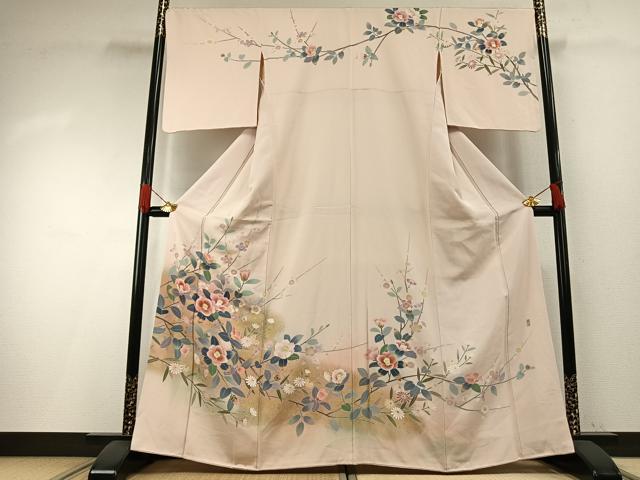 ■■■　サイズ　■■■ 身丈 164cm（肩から） 裄丈 68cm 袖丈 50cm　縫込み 4cm 袖幅 34cm 前幅 25cm 後幅 30cm 着物縫いこみ 内揚げ 2cm 裄 お袖側 約2.5cm　身頃側 約1cm ■■■　商品詳細　■■■ 【正絹】 状態は接写画像のように表地・両袖・八掛にシミがございますが その他特に目立ったシミ汚れなどもなく大変良い状態です。 大変上質な逸品になります。 お安く出品致しますので、是非この機会にいかがでしょうか？ ■■■　注意事項　■■■ ■モニター発色の具合により色合いが異なる場合がございます。 ■寸法は多少の誤差が生じる場合がございますのでご了承ください。 ■縫込みの長さが左右非対称の場合は短い部分を記載しております。 左右非対称であってもご返品・お値引き等の保証は出来かねますので、ご了承の上ご購入をお願い致します。 ■シミ等のチェックには注意を払っておりますが、見落としがある場合もございますし、個人の見解も様々ですので神経質な方のご購入はお控えください。 ■箪笥に入っておりました着物や帯なので畳みシワや匂いがあるものもございます。 ■お休みは基本的に土日祝となりますが、その他臨時でお休みする場合がございますのでご了承ください。 ■商品の発送は平日のみの発送となります。 ■夜間と土曜、日曜日はお問い合わせの回答が遅れる場合がございます。 ■当店では、お直し、紋入れ、お手入れ等は承っておりません。 ■生地の状態（ヤケ、経年劣化等）によってはサイズ直しが出来ない場合がございます。 その点もどうかご了承のうえ、ご購入をお願いいたします。 ■弊社で取り扱う商品は一点ものにつき、時期や在庫状況に応じて金額が変更となる場合がございます。 ■検針は行っておりません。予めご了承いただきますようお願いいたします。 ■【洗える着物】と記載のある商品におきましては、商品お届け後に洗濯を行ってしまってからのご返品にはご対応しかねます。 念の為、専門店でのお手入れをお願いいたします。 ■着物のサイズ目安は下記を参考ください↓ ＜女性着物＞　お端折り次第で＋5cm　−1cmが着用可能サイズ 　例）身丈170cmの場合、身長160cm〜175cm ＜男性着物＞　身丈＋約25cm〜27cm程が適応身長 　例）身丈155cmの場合、身長180〜182cm