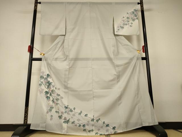 ■■■　サイズ　■■■ 身丈 166.5cm（肩から） 裄丈 63.5cm 袖丈 48.5cm　縫込み 1.5cm 袖幅 32cm 前幅 24cm 後幅 29.5cm 着物縫いこみ 内揚げ 0cm 裄 お袖側 約2cm　身頃側 約1.5cm ■■■　商品詳細　■■■ 【化繊】 状態は接写画像のように衿山に汚れがございますが その他特に目立ったシミ汚れなどもなく大変良い状態です。 お安く出品致しますので、是非この機会にいかがでしょうか？※ご自身で洗濯された場合の保証はできかねます。 専門店にご相談ください。 ■■■　注意事項　■■■ ■モニター発色の具合により色合いが異なる場合がございます。 ■寸法は多少の誤差が生じる場合がございますのでご了承ください。 ■縫込みの長さが左右非対称の場合は短い部分を記載しております。 左右非対称であってもご返品・お値引き等の保証は出来かねますので、ご了承の上ご購入をお願い致します。 ■シミ等のチェックには注意を払っておりますが、見落としがある場合もございますし、個人の見解も様々ですので神経質な方のご購入はお控えください。 ■箪笥に入っておりました着物や帯なので畳みシワや匂いがあるものもございます。 ■お休みは基本的に土日祝となりますが、その他臨時でお休みする場合がございますのでご了承ください。 ■商品の発送は平日のみの発送となります。 ■夜間と土曜、日曜日はお問い合わせの回答が遅れる場合がございます。 ■当店では、お直し、紋入れ、お手入れ等は承っておりません。 ■生地の状態（ヤケ、経年劣化等）によってはサイズ直しが出来ない場合がございます。 その点もどうかご了承のうえ、ご購入をお願いいたします。 ■弊社で取り扱う商品は一点ものにつき、時期や在庫状況に応じて金額が変更となる場合がございます。 ■検針は行っておりません。予めご了承いただきますようお願いいたします。 ■【洗える着物】と記載のある商品におきましては、商品お届け後に洗濯を行ってしまってからのご返品にはご対応しかねます。 念の為、専門店でのお手入れをお願いいたします。 ■着物のサイズ目安は下記を参考ください↓ ＜女性着物＞　お端折り次第で＋5cm　−1cmが着用可能サイズ 　例）身丈170cmの場合、身長160cm〜175cm ＜男性着物＞　身丈＋約25cm〜27cm程が適応身長 　例）身丈155cmの場合、身長180〜182cm
