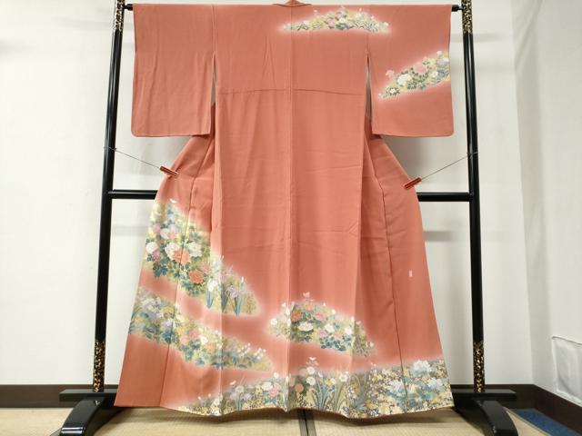 ■■■　サイズ　■■■ 身丈 159.5cm（肩から） 裄丈 63.5cm 袖丈 55cm　縫込み 3.5cm 袖幅 32.5cm 前幅 23cm 後幅 29cm 着物縫いこみ 内揚げ 2cm 裄 お袖側 約3cm　身頃側 約3cm ■■■　商品詳細　■■■ 【正絹】 状態は接写画像のように衿山・右袖に薄い汚れがございますが その他特に目立ったシミ汚れなどもなく大変良い状態です。 大変上質な逸品になります。 お安く出品致しますので、是非この機会にいかがでしょうか？ ■■■　注意事項　■■■ ■モニター発色の具合により色合いが異なる場合がございます。 ■寸法は多少の誤差が生じる場合がございますのでご了承ください。 ■縫込みの長さが左右非対称の場合は短い部分を記載しております。 左右非対称であってもご返品・お値引き等の保証は出来かねますので、ご了承の上ご購入をお願い致します。 ■シミ等のチェックには注意を払っておりますが、見落としがある場合もございますし、個人の見解も様々ですので神経質な方のご購入はお控えください。 ■箪笥に入っておりました着物や帯なので畳みシワや匂いがあるものもございます。 ■お休みは基本的に土日祝となりますが、その他臨時でお休みする場合がございますのでご了承ください。 ■商品の発送は平日のみの発送となります。 ■夜間と土曜、日曜日はお問い合わせの回答が遅れる場合がございます。 ■当店では、お直し、紋入れ、お手入れ等は承っておりません。 ■生地の状態（ヤケ、経年劣化等）によってはサイズ直しが出来ない場合がございます。 その点もどうかご了承のうえ、ご購入をお願いいたします。 ■弊社で取り扱う商品は一点ものにつき、時期や在庫状況に応じて金額が変更となる場合がございます。 ■検針は行っておりません。予めご了承いただきますようお願いいたします。 ■【洗える着物】と記載のある商品におきましては、商品お届け後に洗濯を行ってしまってからのご返品にはご対応しかねます。 念の為、専門店でのお手入れをお願いいたします。 ■着物のサイズ目安は下記を参考ください↓ ＜女性着物＞　お端折り次第で＋5cm　−1cmが着用可能サイズ 　例）身丈170cmの場合、身長160cm〜175cm ＜男性着物＞　身丈＋約25cm〜27cm程が適応身長 　例）身丈155cmの場合、身長180〜182cm
