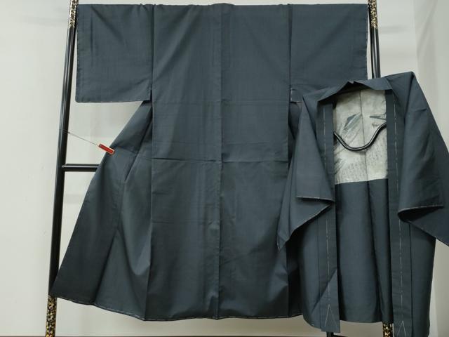 ■■■　サイズ　■■■ 【着物】 身丈 144cm（肩から） 裄丈 69.5cm 袖丈 49cm　縫込み 3cm 袖幅 35.5cm 前幅 26.5cm 後幅 31cm 着物縫いこみ 内揚げ 4.5cm 裄 お袖側 約1cm　身頃側 約1cm 【羽織】 身丈 91cm（肩から） 裄丈 69cm 袖丈 48.5cm　縫込み 0cm 袖幅 35cm 前幅 28cm 後幅 31cm 裄 お袖側 約1cm　身頃側 約0cm ■■■　商品詳細　■■■ 【正絹・未使用】 着物の状態は接写画像のように胴裏に薄い汚れがございますが その他表地は特に目立ったシミ汚れなどもなく大変良い状態です。 羽織の状態は特に目立ったシミ汚れなどもなく大変良い状態です。 大変上質な逸品になります。 お安く出品致しますので、是非この機会にいかがでしょうか？ ■■■　注意事項　■■■ ■モニター発色の具合により色合いが異なる場合がございます。 ■寸法は多少の誤差が生じる場合がございますのでご了承ください。 ■縫込みの長さが左右非対称の場合は短い部分を記載しております。 左右非対称であってもご返品・お値引き等の保証は出来かねますので、ご了承の上ご購入をお願い致します。 ■シミ等のチェックには注意を払っておりますが、見落としがある場合もございますし、個人の見解も様々ですので神経質な方のご購入はお控えください。 ■箪笥に入っておりました着物や帯なので畳みシワや匂いがあるものもございます。 ■お休みは基本的に土日祝となりますが、その他臨時でお休みする場合がございますのでご了承ください。 ■商品の発送は平日のみの発送となります。 ■夜間と土曜、日曜日はお問い合わせの回答が遅れる場合がございます。 ■当店では、お直し、紋入れ、お手入れ等は承っておりません。 ■生地の状態（ヤケ、経年劣化等）によってはサイズ直しが出来ない場合がございます。 その点もどうかご了承のうえ、ご購入をお願いいたします。 ■弊社で取り扱う商品は一点ものにつき、時期や在庫状況に応じて金額が変更となる場合がございます。 ■検針は行っておりません。予めご了承いただきますようお願いいたします。 ■【洗える着物】と記載のある商品におきましては、商品お届け後に洗濯を行ってしまってからのご返品にはご対応しかねます。 念の為、専門店でのお手入れをお願いいたします。 ■着物のサイズ目安は下記を参考ください↓ ＜女性着物＞　お端折り次第で＋5cm　−1cmが着用可能サイズ 　例）身丈170cmの場合、身長160cm〜175cm ＜男性着物＞　身丈＋約25cm〜27cm程が適応身長 　例）身丈155cmの場合、身長180〜182cm