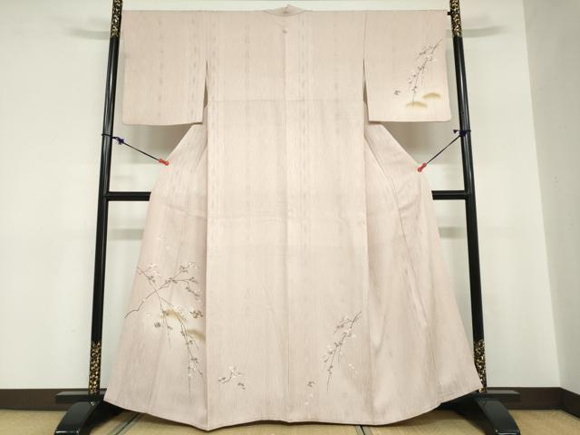 ■■■　サイズ　■■■ 身丈 159.5cm（肩から） 裄丈 67cm 袖丈 50cm　縫込み 6cm 袖幅 33.5cm 前幅 27cm 後幅 30.5cm 着物縫いこみ 内揚げ 8cm 裄 お袖側 約2cm　身頃側 約2cm4 ■■■　商品詳細　■■■ 【正絹】 状態は接写画像のように袖口・衿山に薄い汚れがございますが その他特に目立ったシミ汚れなどもなく大変良い状態です。 大変上質な逸品になります。 お安く出品致しますので、是非この機会にいかがでしょうか？ ■■■　注意事項　■■■ ■モニター発色の具合により色合いが異なる場合がございます。 ■寸法は多少の誤差が生じる場合がございますのでご了承ください。 ■縫込みの長さが左右非対称の場合は短い部分を記載しております。 左右非対称であってもご返品・お値引き等の保証は出来かねますので、ご了承の上ご購入をお願い致します。 ■シミ等のチェックには注意を払っておりますが、見落としがある場合もございますし、個人の見解も様々ですので神経質な方のご購入はお控えください。 ■箪笥に入っておりました着物や帯なので畳みシワや匂いがあるものもございます。 ■お休みは基本的に土日祝となりますが、その他臨時でお休みする場合がございますのでご了承ください。 ■商品の発送は平日のみの発送となります。 ■夜間と土曜、日曜日はお問い合わせの回答が遅れる場合がございます。 ■当店では、お直し、紋入れ、お手入れ等は承っておりません。 ■生地の状態（ヤケ、経年劣化等）によってはサイズ直しが出来ない場合がございます。 その点もどうかご了承のうえ、ご購入をお願いいたします。 ■弊社で取り扱う商品は一点ものにつき、時期や在庫状況に応じて金額が変更となる場合がございます。 ■検針は行っておりません。予めご了承いただきますようお願いいたします。 ■【洗える着物】と記載のある商品におきましては、商品お届け後に洗濯を行ってしまってからのご返品にはご対応しかねます。 念の為、専門店でのお手入れをお願いいたします。 ■着物のサイズ目安は下記を参考ください↓ ＜女性着物＞　お端折り次第で＋5cm　−1cmが着用可能サイズ 　例）身丈170cmの場合、身長160cm〜175cm ＜男性着物＞　身丈＋約25cm〜27cm程が適応身長 　例）身丈155cmの場合、身長180〜182cm