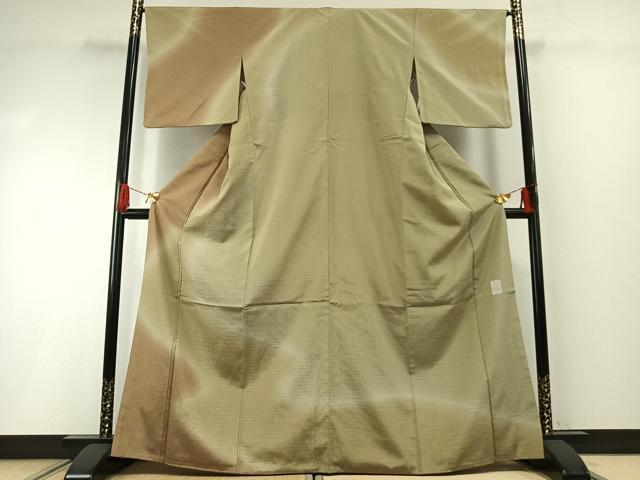 ■■■　サイズ　■■■ 身丈 165cm（肩から） 裄丈 66cm 袖丈 49cm　縫込み 4cm 袖幅 33cm 前幅 25cm 後幅 29cm 着物縫いこみ 内揚げ 8cm 裄 お袖側 約3cm　身頃側 約2.5cm ■■■　商品詳細　■■■ 【正絹】 状態は特に目立ったシミ汚れなどもなく大変良い状態です。 やまだ織は、新潟県南魚沼市塩沢にある織物企業で大正2年の創業。 1700年の伝統がある重要無形文化財『越後上布』の技術を応用した 絹織物（伝統工芸品）に染の技術を導入して、 産地生産の半数以上を担い、伝統を守り続けています。 「単衣といえば塩沢」と知られるように、 初夏と初秋の数ヶ月、着物通をとりこにして離さない着物。 今では四季を通じ、オールシーズン愛用されており、 単衣にも袷にも最適な紬でございます。 「本塩沢」は、一般的な「塩沢紬」とは違い、 経緯糸ともに生糸のお召し糸が使用されたお品でございます。 経糸には1メートルあたり350回、 緯糸にはさらに1800回の撚りがかけられております。 その強ねん糸を使っておりますので、表面に縮緬のようなシボ感が生まれます。 「シャリッ」とくる「しゃり感」あふれる肌ざわりは 本塩沢ならではのものでございます。 大変上質な逸品になります。 お安く出品致しますので、是非この機会にいかがでしょうか？ ■■■　注意事項　■■■ ■モニター発色の具合により色合いが異なる場合がございます。 ■寸法は多少の誤差が生じる場合がございますのでご了承ください。 ■縫込みの長さが左右非対称の場合は短い部分を記載しております。 左右非対称であってもご返品・お値引き等の保証は出来かねますので、ご了承の上ご購入をお願い致します。 ■シミ等のチェックには注意を払っておりますが、見落としがある場合もございますし、個人の見解も様々ですので神経質な方のご購入はお控えください。 ■箪笥に入っておりました着物や帯なので畳みシワや匂いがあるものもございます。 ■お休みは基本的に土日祝となりますが、その他臨時でお休みする場合がございますのでご了承ください。 ■商品の発送は平日のみの発送となります。 ■夜間と土曜、日曜日はお問い合わせの回答が遅れる場合がございます。 ■当店では、お直し、紋入れ、お手入れ等は承っておりません。 ■生地の状態（ヤケ、経年劣化等）によってはサイズ直しが出来ない場合がございます。 その点もどうかご了承のうえ、ご購入をお願いいたします。 ■弊社で取り扱う商品は一点ものにつき、時期や在庫状況に応じて金額が変更となる場合がございます。 ■検針は行っておりません。予めご了承いただきますようお願いいたします。 ■【洗える着物】と記載のある商品におきましては、商品お届け後に洗濯を行ってしまってからのご返品にはご対応しかねます。 念の為、専門店でのお手入れをお願いいたします。 ■着物のサイズ目安は下記を参考ください↓ ＜女性着物＞　お端折り次第で＋5cm　−1cmが着用可能サイズ 　例）身丈170cmの場合、身長160cm〜175cm ＜男性着物＞　身丈＋約25cm〜27cm程が適応身長 　例）身丈155cmの場合、身長180〜182cm