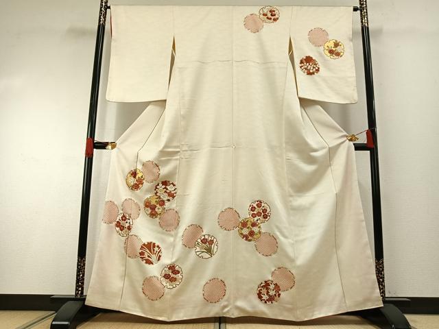 ■■■　サイズ　■■■ 身丈 162cm（肩から） 裄丈 64cm 袖丈 56cm　縫込み 8cm 袖幅 32cm 前幅 24cm 後幅 30cm 着物縫いこみ 内揚げ 3cm 裄 お袖側 約4cm　身頃側 約4cm ■■■　商品詳細　■■■ 【正絹】 状態は接写画像のように下前・上前に薄い汚れがございますが その他特に目立ったシミ汚れなどもなく大変良い状態です。 大変上質な逸品になります。 お安く出品致しますので、是非この機会にいかがでしょうか？ ■■■　注意事項　■■■ ■モニター発色の具合により色合いが異なる場合がございます。 ■寸法は多少の誤差が生じる場合がございますのでご了承ください。 ■縫込みの長さが左右非対称の場合は短い部分を記載しております。 左右非対称であってもご返品・お値引き等の保証は出来かねますので、ご了承の上ご購入をお願い致します。 ■シミ等のチェックには注意を払っておりますが、見落としがある場合もございますし、個人の見解も様々ですので神経質な方のご購入はお控えください。 ■箪笥に入っておりました着物や帯なので畳みシワや匂いがあるものもございます。 ■お休みは基本的に土日祝となりますが、その他臨時でお休みする場合がございますのでご了承ください。 ■商品の発送は平日のみの発送となります。 ■夜間と土曜、日曜日はお問い合わせの回答が遅れる場合がございます。 ■当店では、お直し、紋入れ、お手入れ等は承っておりません。 ■生地の状態（ヤケ、経年劣化等）によってはサイズ直しが出来ない場合がございます。 その点もどうかご了承のうえ、ご購入をお願いいたします。 ■弊社で取り扱う商品は一点ものにつき、時期や在庫状況に応じて金額が変更となる場合がございます。 ■検針は行っておりません。予めご了承いただきますようお願いいたします。 ■【洗える着物】と記載のある商品におきましては、商品お届け後に洗濯を行ってしまってからのご返品にはご対応しかねます。 念の為、専門店でのお手入れをお願いいたします。 ■着物のサイズ目安は下記を参考ください↓ ＜女性着物＞　お端折り次第で＋5cm　−1cmが着用可能サイズ 　例）身丈170cmの場合、身長160cm〜175cm ＜男性着物＞　身丈＋約25cm〜27cm程が適応身長 　例）身丈155cmの場合、身長180〜182cm