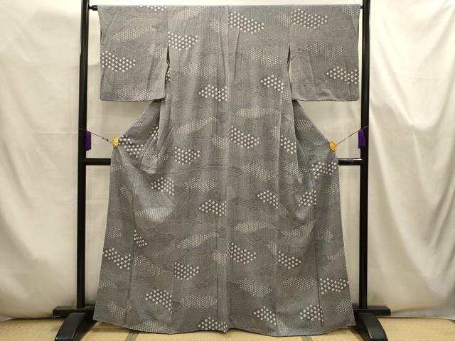 ■■■　サイズ　■■■ 身丈 162.5cm（肩から） 裄丈 64cm 袖丈 47.5cm　縫込み 3.5cm 袖幅 33cm 前幅 23.5cm 後幅 30cm 着物縫いこみ 内揚げ 0cm 裄 お袖側 約0cm　身頃側 約2cm ■■■　商品詳細　■■■ 【正絹】 状態は特に目立ったシミ汚れなどもなく大変良い状態です。 大変上質な逸品になります。 お安く出品致しますので、是非この機会にいかがでしょうか？ ■■■　注意事項　■■■ ■モニター発色の具合により色合いが異なる場合がございます。 ■寸法は多少の誤差が生じる場合がございますのでご了承ください。 ■縫込みの長さが左右非対称の場合は短い部分を記載しております。 左右非対称であってもご返品・お値引き等の保証は出来かねますので、ご了承の上ご購入をお願い致します。 ■シミ等のチェックには注意を払っておりますが、見落としがある場合もございますし、個人の見解も様々ですので神経質な方のご購入はお控えください。 ■箪笥に入っておりました着物や帯なので畳みシワや匂いがあるものもございます。 ■お休みは基本的に土日祝となりますが、その他臨時でお休みする場合がございますのでご了承ください。 ■商品の発送は平日のみの発送となります。 ■夜間と土曜、日曜日はお問い合わせの回答が遅れる場合がございます。 ■当店では、お直し、紋入れ、お手入れ等は承っておりません。 ■生地の状態（ヤケ、経年劣化等）によってはサイズ直しが出来ない場合がございます。 その点もどうかご了承のうえ、ご購入をお願いいたします。 ■弊社で取り扱う商品は一点ものにつき、時期や在庫状況に応じて金額が変更となる場合がございます。 ■検針は行っておりません。予めご了承いただきますようお願いいたします。 ■【洗える着物】と記載のある商品におきましては、商品お届け後に洗濯を行ってしまってからのご返品にはご対応しかねます。 念の為、専門店でのお手入れをお願いいたします。 ■写真に写っている物が全てになります。それ以外の付属品はございませんのでご了承ください。 ■状態に関する写真につきましては、掲載可能な写真枚数に限りがあるため、各箇所につき1枚参考画像を掲載しております。 ■着物のサイズ目安は下記を参考ください↓ ＜女性着物＞　お端折り次第で＋5cm　－1cmが着用可能サイズ 　例）身丈170cmの場合、身長160cm～175cm ＜男性着物＞　身丈＋約25cm～27cm程が適応身長 　例）身丈155cmの場合、身長180～182cm