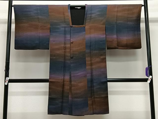 ■■■　サイズ　■■■ 身丈 108cm（肩から） 裄丈 65.5cm 袖丈 47cm　縫込み 6cm 袖幅 35cm 前幅 20.5cm 後幅 29.5cm 裄 お袖側 約1cm　身頃側 約5.5cm ■■■　商品詳細　■■■ 【正絹】 状態は特に目立ったシミ汚れなどもなく大変良い状態です。 大変上質な逸品になります。 お安く出品致しますので、是非この機会にいかがでしょうか？ ■■■　注意事項　■■■ ■モニター発色の具合により色合いが異なる場合がございます。 ■寸法は多少の誤差が生じる場合がございますのでご了承ください。 ■縫込みの長さが左右非対称の場合は短い部分を記載しております。 左右非対称であってもご返品・お値引き等の保証は出来かねますので、ご了承の上ご購入をお願い致します。 ■シミ等のチェックには注意を払っておりますが、見落としがある場合もございますし、個人の見解も様々ですので神経質な方のご購入はお控えください。 ■箪笥に入っておりました着物や帯なので畳みシワや匂いがあるものもございます。 ■お休みは基本的に土日祝となりますが、その他臨時でお休みする場合がございますのでご了承ください。 ■商品の発送は平日のみの発送となります。 ■夜間と土曜、日曜日はお問い合わせの回答が遅れる場合がございます。 ■当店では、お直し、紋入れ、お手入れ等は承っておりません。 ■生地の状態（ヤケ、経年劣化等）によってはサイズ直しが出来ない場合がございます。 その点もどうかご了承のうえ、ご購入をお願いいたします。 ■弊社で取り扱う商品は一点ものにつき、時期や在庫状況に応じて金額が変更となる場合がございます。 ■検針は行っておりません。予めご了承いただきますようお願いいたします。 ■【洗える着物】と記載のある商品におきましては、商品お届け後に洗濯を行ってしまってからのご返品にはご対応しかねます。 念の為、専門店でのお手入れをお願いいたします。 ■着物のサイズ目安は下記を参考ください↓ ＜女性着物＞　お端折り次第で＋5cm　−1cmが着用可能サイズ 　例）身丈170cmの場合、身長160cm〜175cm ＜男性着物＞　身丈＋約25cm〜27cm程が適応身長 　例）身丈155cmの場合、身長180〜182cm