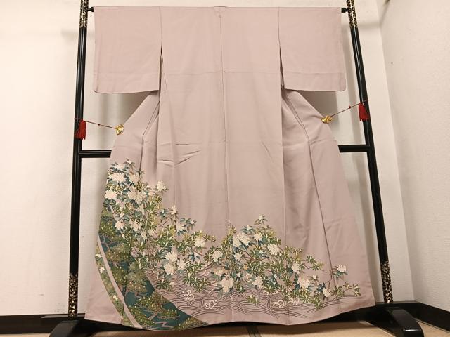 ■■■　サイズ　■■■ 身丈 156.5cm（肩から） 裄丈 64cm 袖丈 47.5cm　縫込み 4cm 袖幅 33cm 前幅 24cm 後幅 29.5cm 着物縫いこみ 内揚げ 7cm 裄 お袖側 約2cm　身頃側 約2cm ■■■　商品詳細　■■■ 【正絹・一つ紋】 状態は接写画像のように右袖前・衿山に薄い汚れがございますが その他特に目立ったシミ汚れなどもなく大変良い状態です。 大変上質な逸品になります。 お安く出品致しますので、是非この機会にいかがでしょうか？ ■■■　注意事項　■■■ ■モニター発色の具合により色合いが異なる場合がございます。 ■寸法は多少の誤差が生じる場合がございますのでご了承ください。 ■縫込みの長さが左右非対称の場合は短い部分を記載しております。 左右非対称であってもご返品・お値引き等の保証は出来かねますので、ご了承の上ご購入をお願い致します。 ■シミ等のチェックには注意を払っておりますが、見落としがある場合もございますし、個人の見解も様々ですので神経質な方のご購入はお控えください。 ■箪笥に入っておりました着物や帯なので畳みシワや匂いがあるものもございます。 ■お休みは基本的に土日祝となりますが、その他臨時でお休みする場合がございますのでご了承ください。 ■商品の発送は平日のみの発送となります。 ■夜間と土曜、日曜日はお問い合わせの回答が遅れる場合がございます。 ■当店では、お直し、紋入れ、お手入れ等は承っておりません。 ■生地の状態（ヤケ、経年劣化等）によってはサイズ直しが出来ない場合がございます。 その点もどうかご了承のうえ、ご購入をお願いいたします。 ■弊社で取り扱う商品は一点ものにつき、時期や在庫状況に応じて金額が変更となる場合がございます。 ■検針は行っておりません。予めご了承いただきますようお願いいたします。 ■【洗える着物】と記載のある商品におきましては、商品お届け後に洗濯を行ってしまってからのご返品にはご対応しかねます。 念の為、専門店でのお手入れをお願いいたします。 ■着物のサイズ目安は下記を参考ください↓ ＜女性着物＞　お端折り次第で＋5cm　−1cmが着用可能サイズ 　例）身丈170cmの場合、身長160cm〜175cm ＜男性着物＞　身丈＋約25cm〜27cm程が適応身長 　例）身丈155cmの場合、身長180〜182cm