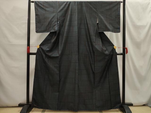 ■■■　サイズ　■■■ 身丈 163.5cm（肩から） 裄丈 64cm 袖丈 48.5cm　縫込み 7.5cm 袖幅 32cm 前幅 22.5cm 後幅 30cm 着物縫いこみ 内揚げ 0cm 裄 お袖側 約4.5cm　身頃側 約3.5cm ■■■　商品詳細　■■■ 【正絹】 状態は特に目立ったシミ汚れなどもなく大変良い状態です。 大変上質な逸品になります。 お安く出品致しますので、是非この機会にいかがでしょうか？ ■■■　注意事項　■■■ ■モニター発色の具合により色合いが異なる場合がございます。 ■寸法は多少の誤差が生じる場合がございますのでご了承ください。 ■縫込みの長さが左右非対称の場合は短い部分を記載しております。 左右非対称であってもご返品・お値引き等の保証は出来かねますので、ご了承の上ご購入をお願い致します。 ■シミ等のチェックには注意を払っておりますが、見落としがある場合もございますし、個人の見解も様々ですので神経質な方のご購入はお控えください。 ■箪笥に入っておりました着物や帯なので畳みシワや匂いがあるものもございます。 ■お休みは基本的に土日祝となりますが、その他臨時でお休みする場合がございますのでご了承ください。 ■商品の発送は平日のみの発送となります。 ■夜間と土曜、日曜日はお問い合わせの回答が遅れる場合がございます。 ■当店では、お直し、紋入れ、お手入れ等は承っておりません。 ■生地の状態（ヤケ、経年劣化等）によってはサイズ直しが出来ない場合がございます。 その点もどうかご了承のうえ、ご購入をお願いいたします。 ■弊社で取り扱う商品は一点ものにつき、時期や在庫状況に応じて金額が変更となる場合がございます。 ■検針は行っておりません。予めご了承いただきますようお願いいたします。 ■【洗える着物】と記載のある商品におきましては、商品お届け後に洗濯を行ってしまってからのご返品にはご対応しかねます。 念の為、専門店でのお手入れをお願いいたします。 ■着物のサイズ目安は下記を参考ください↓ ＜女性着物＞　お端折り次第で＋5cm　−1cmが着用可能サイズ 　例）身丈170cmの場合、身長160cm〜175cm ＜男性着物＞　身丈＋約25cm〜27cm程が適応身長 　例）身丈155cmの場合、身長180〜182cm