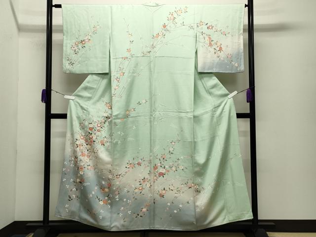 ■■■　サイズ　■■■ 身丈 156.5cm（肩から） 裄丈 63.5cm 袖丈 49cm　縫込み 7cm 袖幅 33cm 前幅 23cm 後幅 29cm 着物縫いこみ 内揚げ 8cm 裄 お袖側 約3.5cm　身頃側 約4cm ■■■　商品詳細　■■■ 【正絹】 状態は接写画像のように両袖・衿山・衿裏に薄い汚れがございますが その他特に目立ったシミ汚れなどもなく大変良い状態です。 大変上質な逸品になります。 お安く出品致しますので、是非この機会にいかがでしょうか？ ■■■　注意事項　■■■ ■モニター発色の具合により色合いが異なる場合がございます。 ■寸法は多少の誤差が生じる場合がございますのでご了承ください。 ■縫込みの長さが左右非対称の場合は短い部分を記載しております。 左右非対称であってもご返品・お値引き等の保証は出来かねますので、ご了承の上ご購入をお願い致します。 ■シミ等のチェックには注意を払っておりますが、見落としがある場合もございますし、個人の見解も様々ですので神経質な方のご購入はお控えください。 ■箪笥に入っておりました着物や帯なので畳みシワや匂いがあるものもございます。 ■お休みは基本的に土日祝となりますが、その他臨時でお休みする場合がございますのでご了承ください。 ■商品の発送は平日のみの発送となります。 ■夜間と土曜、日曜日はお問い合わせの回答が遅れる場合がございます。 ■当店では、お直し、紋入れ、お手入れ等は承っておりません。 ■生地の状態（ヤケ、経年劣化等）によってはサイズ直しが出来ない場合がございます。 その点もどうかご了承のうえ、ご購入をお願いいたします。 ■弊社で取り扱う商品は一点ものにつき、時期や在庫状況に応じて金額が変更となる場合がございます。 ■検針は行っておりません。予めご了承いただきますようお願いいたします。 ■【洗える着物】と記載のある商品におきましては、商品お届け後に洗濯を行ってしまってからのご返品にはご対応しかねます。 念の為、専門店でのお手入れをお願いいたします。 ■着物のサイズ目安は下記を参考ください↓ ＜女性着物＞　お端折り次第で＋5cm　−1cmが着用可能サイズ 　例）身丈170cmの場合、身長160cm〜175cm ＜男性着物＞　身丈＋約25cm〜27cm程が適応身長 　例）身丈155cmの場合、身長180〜182cm