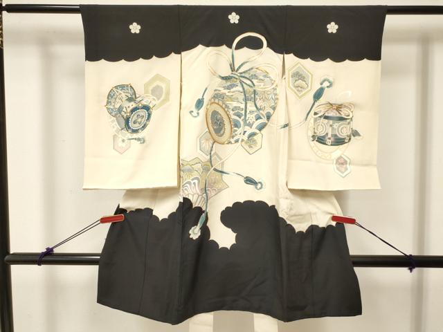 ■■■　サイズ　■■■ 【産着】 身丈 97cm（肩から） 裄丈 45.5cm 袖丈 57cm ■■■　商品詳細　■■■ 産着【表地：正絹・裏地：アセテート・五つ紋】 状態は特に目立ったシミ汚れなどもなく大変良い状態です。 大変上質な逸品になります。 お安く出品致しますので、是非この機会にいかがでしょうか？ ※襦袢の付属がございません。 ■■■　注意事項　■■■ ■モニター発色の具合により色合いが異なる場合がございます。 ■寸法は多少の誤差が生じる場合がございますのでご了承ください。 ■縫込みの長さが左右非対称の場合は短い部分を記載しております。 左右非対称であってもご返品・お値引き等の保証は出来かねますので、ご了承の上ご購入をお願い致します。 ■シミ等のチェックには注意を払っておりますが、見落としがある場合もございますし、個人の見解も様々ですので神経質な方のご購入はお控えください。 ■箪笥に入っておりました着物や帯なので畳みシワや匂いがあるものもございます。 ■お休みは基本的に土日祝となりますが、その他臨時でお休みする場合がございますのでご了承ください。 ■商品の発送は平日のみの発送となります。 ■夜間と土曜、日曜日はお問い合わせの回答が遅れる場合がございます。 ■当店では、お直し、紋入れ、お手入れ等は承っておりません。 ■生地の状態（ヤケ、経年劣化等）によってはサイズ直しが出来ない場合がございます。 その点もどうかご了承のうえ、ご購入をお願いいたします。 ■弊社で取り扱う商品は一点ものにつき、時期や在庫状況に応じて金額が変更となる場合がございます。 ■検針は行っておりません。予めご了承いただきますようお願いいたします。 ■【洗える着物】と記載のある商品におきましては、商品お届け後に洗濯を行ってしまってからのご返品にはご対応しかねます。 念の為、専門店でのお手入れをお願いいたします。 ■着物のサイズ目安は下記を参考ください↓ ＜女性着物＞　お端折り次第で＋5cm　−1cmが着用可能サイズ 　例）身丈170cmの場合、身長160cm〜175cm ＜男性着物＞　身丈＋約25cm〜27cm程が適応身長 　例）身丈155cmの場合、身長180〜182cm