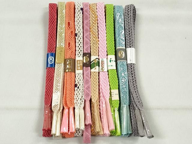 ■■■　商品詳細　■■■ 【未使用】 ※こちらのお品はまとめての出品となりますので、 汚れ・サイズ等の詳細は記載しておりません。 ご理解の上でのご入札をお願い致します。 大変上質な逸品になります。 お安く出品致しますので、是非この機会にいかがでしょうか？ ■■■　注意事項　■■■ ■モニター発色の具合により色合いが異なる場合がございます。 ■寸法は多少の誤差が生じる場合がございますのでご了承ください。 ■縫込みの長さが左右非対称の場合は短い部分を記載しております。 左右非対称であってもご返品・お値引き等の保証は出来かねますので、ご了承の上ご購入をお願い致します。 ■シミ等のチェックには注意を払っておりますが、見落としがある場合もございますし、個人の見解も様々ですので神経質な方のご購入はお控えください。 ■箪笥に入っておりました着物や帯なので畳みシワや匂いがあるものもございます。 ■お休みは基本的に土日祝となりますが、その他臨時でお休みする場合がございますのでご了承ください。 ■商品の発送は平日のみの発送となります。 ■夜間と土曜、日曜日はお問い合わせの回答が遅れる場合がございます。 ■当店では、お直し、紋入れ、お手入れ等は承っておりません。 ■生地の状態（ヤケ、経年劣化等）によってはサイズ直しが出来ない場合がございます。 その点もどうかご了承のうえ、ご購入をお願いいたします。 ■弊社で取り扱う商品は一点ものにつき、時期や在庫状況に応じて金額が変更となる場合がございます。 ■検針は行っておりません。予めご了承いただきますようお願いいたします。 ■【洗える着物】と記載のある商品におきましては、商品お届け後に洗濯を行ってしまってからのご返品にはご対応しかねます。 念の為、専門店でのお手入れをお願いいたします。 ■写真に写っている物が全てになります。それ以外の付属品はございませんのでご了承ください。 ■状態に関する写真につきましては、掲載可能な写真枚数に限りがあるため、各箇所につき1枚参考画像を掲載しております。 ■着物のサイズ目安は下記を参考ください↓ ＜女性着物＞　お端折り次第で＋5cm　－1cmが着用可能サイズ 　例）身丈170cmの場合、身長160cm～175cm ＜男性着物＞　身丈＋約25cm～27cm程が適応身長 　例）身丈155cmの場合、身長180～182cm
