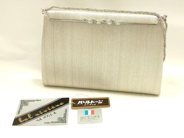 ■■■　サイズ　■■■ 【バッグ】 横　　　20cm 縦　　　13.5cm　取っ手込み　28.5cm 奥行き　4.5cm ■■■　商品詳細　■■■ 状態は参考画像のように薄い汚れがございます。 その他特に目立ったシミ汚れなどもなく大変良い状態です。 大変上質な逸品になります。 お安く出品致しますので、是非この機会にいかがでしょうか？ ■■■　注意事項　■■■ ■モニター発色の具合により色合いが異なる場合がございます。 ■寸法は多少の誤差が生じる場合がございますのでご了承ください。 ■縫込みの長さが左右非対称の場合は短い部分を記載しております。 左右非対称であってもご返品・お値引き等の保証は出来かねますので、ご了承の上ご購入をお願い致します。 ■シミ等のチェックには注意を払っておりますが、見落としがある場合もございますし、個人の見解も様々ですので神経質な方のご購入はお控えください。 ■箪笥に入っておりました着物や帯なので畳みシワや匂いがあるものもございます。 ■お休みは基本的に土日祝となりますが、その他臨時でお休みする場合がございますのでご了承ください。 ■商品の発送は平日のみの発送となります。 ■夜間と土曜、日曜日はお問い合わせの回答が遅れる場合がございます。 ■当店では、お直し、紋入れ、お手入れ等は承っておりません。 ■生地の状態（ヤケ、経年劣化等）によってはサイズ直しが出来ない場合がございます。 その点もどうかご了承のうえ、ご購入をお願いいたします。 ■弊社で取り扱う商品は一点ものにつき、時期や在庫状況に応じて金額が変更となる場合がございます。 ■検針は行っておりません。予めご了承いただきますようお願いいたします。 ■【洗える着物】と記載のある商品におきましては、商品お届け後に洗濯を行ってしまってからのご返品にはご対応しかねます。 念の為、専門店でのお手入れをお願いいたします。 ■着物のサイズ目安は下記を参考ください↓ ＜女性着物＞　お端折り次第で＋5cm　−1cmが着用可能サイズ 　例）身丈170cmの場合、身長160cm〜175cm ＜男性着物＞　身丈＋約25cm〜27cm程が適応身長 　例）身丈155cmの場合、身長180〜182cm