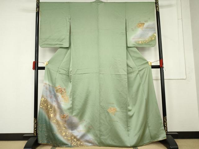■■■　サイズ　■■■ 身丈 166cm（肩から） 裄丈 67.5cm 袖丈 56.5cm　縫込み 4cm 袖幅 34.5cm 前幅 26cm 後幅 31cm 着物縫いこみ 内揚げ 3cm 裄 お袖側 約1cm　身頃側 約1.5cm ■■■　商品詳細　■■■ 【正絹】 状態は接写画像のように衿山に薄い汚れがございますが その他特に目立ったシミ汚れなどもなく大変良い状態です。 大変上質な逸品になります。 お安く出品致しますので、是非この機会にいかがでしょうか？ ■■■　注意事項　■■■ ■モニター発色の具合により色合いが異なる場合がございます。 ■寸法は多少の誤差が生じる場合がございますのでご了承ください。 ■縫込みの長さが左右非対称の場合は短い部分を記載しております。 左右非対称であってもご返品・お値引き等の保証は出来かねますので、ご了承の上ご購入をお願い致します。 ■シミ等のチェックには注意を払っておりますが、見落としがある場合もございますし、個人の見解も様々ですので神経質な方のご購入はお控えください。 ■箪笥に入っておりました着物や帯なので畳みシワや匂いがあるものもございます。 ■お休みは基本的に土日祝となりますが、その他臨時でお休みする場合がございますのでご了承ください。 ■商品の発送は平日のみの発送となります。 ■夜間と土曜、日曜日はお問い合わせの回答が遅れる場合がございます。 ■当店では、お直し、紋入れ、お手入れ等は承っておりません。 ■生地の状態（ヤケ、経年劣化等）によってはサイズ直しが出来ない場合がございます。 その点もどうかご了承のうえ、ご購入をお願いいたします。 ■弊社で取り扱う商品は一点ものにつき、時期や在庫状況に応じて金額が変更となる場合がございます。 ■検針は行っておりません。予めご了承いただきますようお願いいたします。 ■【洗える着物】と記載のある商品におきましては、商品お届け後に洗濯を行ってしまってからのご返品にはご対応しかねます。 念の為、専門店でのお手入れをお願いいたします。 ■写真に写っている物が全てになります。それ以外の付属品はございませんのでご了承ください。 ■状態に関する写真につきましては、掲載可能な写真枚数に限りがあるため、各箇所につき1枚参考画像を掲載しております。 ■着物のサイズ目安は下記を参考ください↓ ＜女性着物＞　お端折り次第で＋5cm　−1cmが着用可能サイズ 　例）身丈170cmの場合、身長160cm〜175cm ＜男性着物＞　身丈＋約25cm〜27cm程が適応身長 　例）身丈155cmの場合、身長180〜182cm