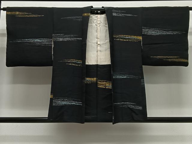 ■■■　サイズ　■■■ 身丈 78cm（肩から） 裄丈 63cm 袖丈 42cm　縫込み 6cm 袖幅 32cm 前幅 19cm 後幅 31cm 裄 お袖側 約1.5cm　身頃側 約1cm ■■■　商品詳細　■■■ 【正絹・一つ紋】 状態は接写画像のように右袖後ろに薄い汚れ、羽裏に糸よれがございますが その他特に目立ったシミ汚れなどもなく大変良い状態です。 大変上質な逸品になります。 お安く出品致しますので、是非この機会にいかがでしょうか？ ■■■　注意事項　■■■ ■モニター発色の具合により色合いが異なる場合がございます。 ■寸法は多少の誤差が生じる場合がございますのでご了承ください。 ■縫込みの長さが左右非対称の場合は短い部分を記載しております。 左右非対称であってもご返品・お値引き等の保証は出来かねますので、ご了承の上ご購入をお願い致します。 ■シミ等のチェックには注意を払っておりますが、見落としがある場合もございますし、個人の見解も様々ですので神経質な方のご購入はお控えください。 ■箪笥に入っておりました着物や帯なので畳みシワや匂いがあるものもございます。 ■お休みは基本的に土日祝となりますが、その他臨時でお休みする場合がございますのでご了承ください。 ■商品の発送は平日のみの発送となります。 ■夜間と土曜、日曜日はお問い合わせの回答が遅れる場合がございます。 ■当店では、お直し、紋入れ、お手入れ等は承っておりません。 ■生地の状態（ヤケ、経年劣化等）によってはサイズ直しが出来ない場合がございます。 その点もどうかご了承のうえ、ご購入をお願いいたします。 ■弊社で取り扱う商品は一点ものにつき、時期や在庫状況に応じて金額が変更となる場合がございます。 ■検針は行っておりません。予めご了承いただきますようお願いいたします。 ■【洗える着物】と記載のある商品におきましては、商品お届け後に洗濯を行ってしまってからのご返品にはご対応しかねます。 念の為、専門店でのお手入れをお願いいたします。 ■写真に写っている物が全てになります。それ以外の付属品はございませんのでご了承ください。 ■状態に関する写真につきましては、掲載可能な写真枚数に限りがあるため、各箇所につき1枚参考画像を掲載しております。 ■着物のサイズ目安は下記を参考ください↓ ＜女性着物＞　お端折り次第で＋5cm　−1cmが着用可能サイズ 　例）身丈170cmの場合、身長160cm〜175cm ＜男性着物＞　身丈＋約25cm〜27cm程が適応身長 　例）身丈155cmの場合、身長180〜182cm
