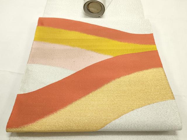 ■■■　サイズ　■■■ 幅 　約30cm ■■■　商品詳細　■■■ 【正絹・未使用】 状態は接写画像のように表地所々・裏面所々に薄い汚れがございます。 大変上質な逸品になります。 お安く出品致しますので、是非この機会にいかがでしょうか？ ■■■　注意事項　■■■ ■モニター発色の具合により色合いが異なる場合がございます。 ■寸法は多少の誤差が生じる場合がございますのでご了承ください。 ■縫込みの長さが左右非対称の場合は短い部分を記載しております。 左右非対称であってもご返品・お値引き等の保証は出来かねますので、ご了承の上ご購入をお願い致します。 ■シミ等のチェックには注意を払っておりますが、見落としがある場合もございますし、個人の見解も様々ですので神経質な方のご購入はお控えください。 ■箪笥に入っておりました着物や帯なので畳みシワや匂いがあるものもございます。 ■お休みは基本的に土日祝となりますが、その他臨時でお休みする場合がございますのでご了承ください。 ■商品の発送は平日のみの発送となります。 ■夜間と土曜、日曜日はお問い合わせの回答が遅れる場合がございます。 ■当店では、お直し、紋入れ、お手入れ等は承っておりません。 ■生地の状態（ヤケ、経年劣化等）によってはサイズ直しが出来ない場合がございます。 その点もどうかご了承のうえ、ご購入をお願いいたします。 ■弊社で取り扱う商品は一点ものにつき、時期や在庫状況に応じて金額が変更となる場合がございます。 ■検針は行っておりません。予めご了承いただきますようお願いいたします。 ■【洗える着物】と記載のある商品におきましては、商品お届け後に洗濯を行ってしまってからのご返品にはご対応しかねます。 念の為、専門店でのお手入れをお願いいたします。 ■着物のサイズ目安は下記を参考ください↓ ＜女性着物＞　お端折り次第で＋5cm　−1cmが着用可能サイズ 　例）身丈170cmの場合、身長160cm〜175cm ＜男性着物＞　身丈＋約25cm〜27cm程が適応身長 　例）身丈155cmの場合、身長180〜182cm