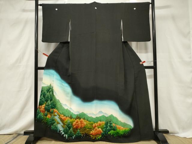 ■■■　サイズ　■■■ 身丈 164cm（肩から） 裄丈 64.5cm 袖丈 47cm　縫込み 4.5cm 袖幅 33.5cm 前幅 24cm 後幅 30.5cm 着物縫いこみ 内揚げ 0cm 裄 お袖側 約2cm　身頃側 約2cm ■■■　商品詳細　■■■ 【正絹・五つ紋・比翼仕立て】 状態は画像を添付しておりますので、そちらをご確認下さいますよう宜しくお願い致します。 大変上質な逸品になりますのでぜひお手入れをされてお召しになられてはいかがでしょうか。 お安く出品致しますので、是非この機会にいかがでしょうか？ ※比翼衿所々・衿裏所々に薄い汚れがございます。 ■■■　注意事項　■■■ ■モニター発色の具合により色合いが異なる場合がございます。 ■寸法は多少の誤差が生じる場合がございますのでご了承ください。 ■縫込みの長さが左右非対称の場合は短い部分を記載しております。 左右非対称であってもご返品・お値引き等の保証は出来かねますので、ご了承の上ご購入をお願い致します。 ■シミ等のチェックには注意を払っておりますが、見落としがある場合もございますし、個人の見解も様々ですので神経質な方のご購入はお控えください。 ■箪笥に入っておりました着物や帯なので畳みシワや匂いがあるものもございます。 ■お休みは基本的に土日祝となりますが、その他臨時でお休みする場合がございますのでご了承ください。 ■商品の発送は平日のみの発送となります。 ■夜間と土曜、日曜日はお問い合わせの回答が遅れる場合がございます。 ■当店では、お直し、紋入れ、お手入れ等は承っておりません。 ■生地の状態（ヤケ、経年劣化等）によってはサイズ直しが出来ない場合がございます。 その点もどうかご了承のうえ、ご購入をお願いいたします。 ■弊社で取り扱う商品は一点ものにつき、時期や在庫状況に応じて金額が変更となる場合がございます。 ■検針は行っておりません。予めご了承いただきますようお願いいたします。 ■【洗える着物】と記載のある商品におきましては、商品お届け後に洗濯を行ってしまってからのご返品にはご対応しかねます。 念の為、専門店でのお手入れをお願いいたします。 ■着物のサイズ目安は下記を参考ください↓ ＜女性着物＞　お端折り次第で＋5cm　−1cmが着用可能サイズ 　例）身丈170cmの場合、身長160cm〜175cm ＜男性着物＞　身丈＋約25cm〜27cm程が適応身長 　例）身丈155cmの場合、身長180〜182cm