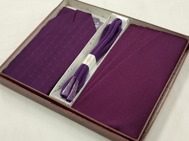 ■■■　商品詳細　■■■ 状態は参考画像のように帯揚げに変色がございます。 大変上質な逸品になります。 お安く出品致しますので、是非この機会にいかがでしょうか？ ■■■　注意事項　■■■ ■モニター発色の具合により色合いが異なる場合がございます。 ■寸法は多少の誤差が生じる場合がございますのでご了承ください。 ■縫込みの長さが左右非対称の場合は短い部分を記載しております。 左右非対称であってもご返品・お値引き等の保証は出来かねますので、ご了承の上ご購入をお願い致します。 ■シミ等のチェックには注意を払っておりますが、見落としがある場合もございますし、個人の見解も様々ですので神経質な方のご購入はお控えください。 ■箪笥に入っておりました着物や帯なので畳みシワや匂いがあるものもございます。 ■お休みは基本的に土日祝となりますが、その他臨時でお休みする場合がございますのでご了承ください。 ■商品の発送は平日のみの発送となります。 ■夜間と土曜、日曜日はお問い合わせの回答が遅れる場合がございます。 ■当店では、お直し、紋入れ、お手入れ等は承っておりません。 ■生地の状態（ヤケ、経年劣化等）によってはサイズ直しが出来ない場合がございます。 その点もどうかご了承のうえ、ご購入をお願いいたします。 ■弊社で取り扱う商品は一点ものにつき、時期や在庫状況に応じて金額が変更となる場合がございます。 ■検針は行っておりません。予めご了承いただきますようお願いいたします。 ■【洗える着物】と記載のある商品におきましては、商品お届け後に洗濯を行ってしまってからのご返品にはご対応しかねます。 念の為、専門店でのお手入れをお願いいたします。 ■着物のサイズ目安は下記を参考ください↓ ＜女性着物＞　お端折り次第で＋5cm　−1cmが着用可能サイズ 　例）身丈170cmの場合、身長160cm〜175cm ＜男性着物＞　身丈＋約25cm〜27cm程が適応身長 　例）身丈155cmの場合、身長180〜182cm