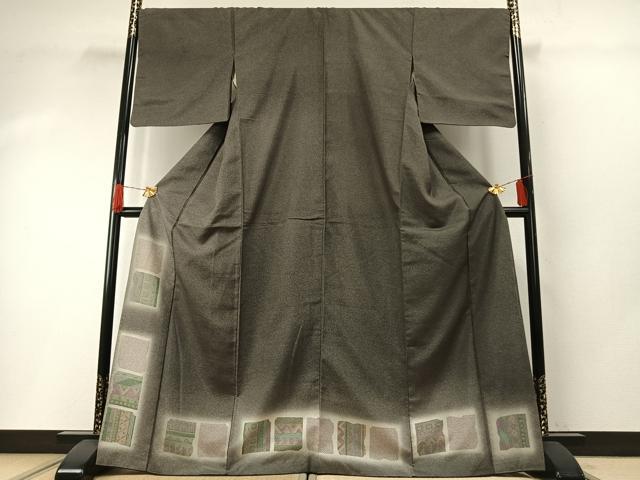 ■■■　サイズ　■■■ 身丈 167cm（肩から） 裄丈 69cm 袖丈 49cm　縫込み 4cm 袖幅 35cm 前幅 25cm 後幅 30cm 着物縫いこみ 内揚げ 3cm 裄 お袖側 約1cm　身頃側 約1cm ■■■　商品詳細　■■■ 【正絹】 状態は接写画像のように左袖前・衿山・胴裏に薄い汚れがございますが その他特に目立ったシミ汚れなどもなく大変良い状態です。 大変上質な逸品になります。 お安く出品致しますので、是非この機会にいかがでしょうか？ ■■■　注意事項　■■■ ■モニター発色の具合により色合いが異なる場合がございます。 ■寸法は多少の誤差が生じる場合がございますのでご了承ください。 ■縫込みの長さが左右非対称の場合は短い部分を記載しております。 左右非対称であってもご返品・お値引き等の保証は出来かねますので、ご了承の上ご購入をお願い致します。 ■シミ等のチェックには注意を払っておりますが、見落としがある場合もございますし、個人の見解も様々ですので神経質な方のご購入はお控えください。 ■箪笥に入っておりました着物や帯なので畳みシワや匂いがあるものもございます。 ■お休みは基本的に土日祝となりますが、その他臨時でお休みする場合がございますのでご了承ください。 ■商品の発送は平日のみの発送となります。 ■夜間と土曜、日曜日はお問い合わせの回答が遅れる場合がございます。 ■当店では、お直し、紋入れ、お手入れ等は承っておりません。 ■生地の状態（ヤケ、経年劣化等）によってはサイズ直しが出来ない場合がございます。 その点もどうかご了承のうえ、ご購入をお願いいたします。 ■弊社で取り扱う商品は一点ものにつき、時期や在庫状況に応じて金額が変更となる場合がございます。 ■検針は行っておりません。予めご了承いただきますようお願いいたします。 ■【洗える着物】と記載のある商品におきましては、商品お届け後に洗濯を行ってしまってからのご返品にはご対応しかねます。 念の為、専門店でのお手入れをお願いいたします。 ■着物のサイズ目安は下記を参考ください↓ ＜女性着物＞　お端折り次第で＋5cm　−1cmが着用可能サイズ 　例）身丈170cmの場合、身長160cm〜175cm ＜男性着物＞　身丈＋約25cm〜27cm程が適応身長 　例）身丈155cmの場合、身長180〜182cm