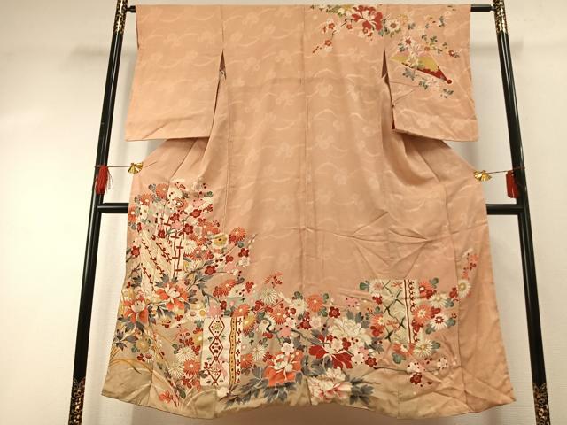 ■■■　サイズ　■■■ 身丈 145cm（肩から） 裄丈 61cm 袖丈 55cm　縫込み 6.5cm 袖幅 30.5cm 前幅 23cm 後幅 30cm 着物縫いこみ 内揚げ 0cm 裄 お袖側 約2.5cm　身頃側 約2cm ■■■　商品詳細　■■■ 【正絹】 状態は接写画像のように表地所々・衿山・両袖・胴裏に薄い汚れがございます。 大変上質な逸品になります。 お安く出品致しますので、是非この機会にいかがでしょうか？ ※アンティークになりますのでお品物の状態の感じ方には個人差がございます。 ご理解の上でのご入札をお願い致します。 ■■■　注意事項　■■■ ■モニター発色の具合により色合いが異なる場合がございます。 ■寸法は多少の誤差が生じる場合がございますのでご了承ください。 ■縫込みの長さが左右非対称の場合は短い部分を記載しております。 左右非対称であってもご返品・お値引き等の保証は出来かねますので、ご了承の上ご購入をお願い致します。 ■シミ等のチェックには注意を払っておりますが、見落としがある場合もございますし、個人の見解も様々ですので神経質な方のご購入はお控えください。 ■箪笥に入っておりました着物や帯なので畳みシワや匂いがあるものもございます。 ■お休みは基本的に土日祝となりますが、その他臨時でお休みする場合がございますのでご了承ください。 ■商品の発送は平日のみの発送となります。 ■夜間と土曜、日曜日はお問い合わせの回答が遅れる場合がございます。 ■当店では、お直し、紋入れ、お手入れ等は承っておりません。 ■生地の状態（ヤケ、経年劣化等）によってはサイズ直しが出来ない場合がございます。 その点もどうかご了承のうえ、ご購入をお願いいたします。 ■弊社で取り扱う商品は一点ものにつき、時期や在庫状況に応じて金額が変更となる場合がございます。 ■検針は行っておりません。予めご了承いただきますようお願いいたします。 ■【洗える着物】と記載のある商品におきましては、商品お届け後に洗濯を行ってしまってからのご返品にはご対応しかねます。 念の為、専門店でのお手入れをお願いいたします。 ■着物のサイズ目安は下記を参考ください↓ ＜女性着物＞　お端折り次第で＋5cm　−1cmが着用可能サイズ 　例）身丈170cmの場合、身長160cm〜175cm ＜男性着物＞　身丈＋約25cm〜27cm程が適応身長 　例）身丈155cmの場合、身長180〜182cm