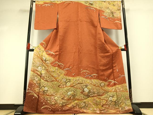 ■■■　サイズ　■■■ 身丈 168cm（肩から） 裄丈 66cm 袖丈 48cm　縫込み 5cm 袖幅 33cm 前幅 24cm 後幅 31cm 着物縫いこみ 内揚げ 5.5cm 裄 お袖側 約1.5cm　身頃側 約1cm ■■■　商品詳細　■■■ 【正絹・未使用】 状態は特に目立ったシミ汚れなどもなく大変良い状態です。 「翠山」とはさかのぼること120年前、 越後十日町の一流染匠「桐屋(とうや)」、 四代前の田村久平が使用していた「雅号」です。 桐屋の五代目久平が明治時代に工房を開く際、 この十日町地方の山々の翠濃く、 水清くして美しい景観から雅号を「翠山」とし、 創作の場を「翠山工房」と命名しました。 長年辻が花のみを研究し、その美しさを高めることに専念、 独特の色彩美に、艶やかかつ華やぎあふれる「翠山工房辻が花」が誕生致しました。 「桐屋」は現当主の田村憲一で九代目を数え、長い歴史がございます。 明治の頃から麻織物から絹織物、昭和に入り織物から染めへと転換し、 昭和50年代に「辻が花」に出会い、30年以上にわたり「辻が花」を創作し続けています。 デザイン・染め・絞り等の全行程は産地内で行い、 辻が花に魅せられた職人達が手仕事にこだわって丹精を込めて制作しております。 辻が花は室町中期から江戸時代にかけて流行した絵模様染めです。 現在残されている遺品の中には、 その時代の武将・上層階級(上杉謙信・豊臣秀吉・徳川家康や各夫人)の人々の 小袖・胴服が保存され伝わっております。 武将達はファッションの先端をゆく斬新で目立つ辻が花を好んだそうです。 また、当時は染物と言えば辻が花と言われるほど流行し、一般的な物でした。 「辻ヶ花」を構成するのは、絞りと墨絵。 絞り染は、昔ながらの方法−桶だし絞りや小帽子で模様を描き出します。 小帽子は和紙と竹の皮とを糸で括り、 桶だし絞りは桶の中に染めたくない部分を入れ込み蓋できつく絞り、 染料に浸し染めます。 ひとつひとつ気の遠くなるような作業を繰り返すことで染模様が浮かび上がります。 その絞りの合間に墨絵が描かれます。 墨絵には室町桃山という乱世を生きた人々の “祈り”や“願い”が込められているといいます。 先々まで美しく延び咲く藤の花には「子孫繁栄」の意味が込められております。 大変上質な逸品になります。 お安く出品致しますので、是非この機会にいかがでしょうか？ ■■■　注意事項　■■■ ■モニター発色の具合により色合いが異なる場合がございます。 ■寸法は多少の誤差が生じる場合がございますのでご了承ください。 ■縫込みの長さが左右非対称の場合は短い部分を記載しております。 左右非対称であってもご返品・お値引き等の保証は出来かねますので、ご了承の上ご購入をお願い致します。 ■シミ等のチェックには注意を払っておりますが、見落としがある場合もございますし、個人の見解も様々ですので神経質な方のご購入はお控えください。 ■箪笥に入っておりました着物や帯なので畳みシワや匂いがあるものもございます。 ■お休みは基本的に土日祝となりますが、その他臨時でお休みする場合がございますのでご了承ください。 ■商品の発送は平日のみの発送となります。 ■夜間と土曜、日曜日はお問い合わせの回答が遅れる場合がございます。 ■当店では、お直し、紋入れ、お手入れ等は承っておりません。 ■生地の状態（ヤケ、経年劣化等）によってはサイズ直しが出来ない場合がございます。 その点もどうかご了承のうえ、ご購入をお願いいたします。 ■弊社で取り扱う商品は一点ものにつき、時期や在庫状況に応じて金額が変更となる場合がございます。 ■検針は行っておりません。予めご了承いただきますようお願いいたします。 ■【洗える着物】と記載のある商品におきましては、商品お届け後に洗濯を行ってしまってからのご返品にはご対応しかねます。 念の為、専門店でのお手入れをお願いいたします。 ■着物のサイズ目安は下記を参考ください↓ ＜女性着物＞　お端折り次第で＋5cm　−1cmが着用可能サイズ 　例）身丈170cmの場合、身長160cm〜175cm ＜男性着物＞　身丈＋約25cm〜27cm程が適応身長 　例）身丈155cmの場合、身長180〜182cm