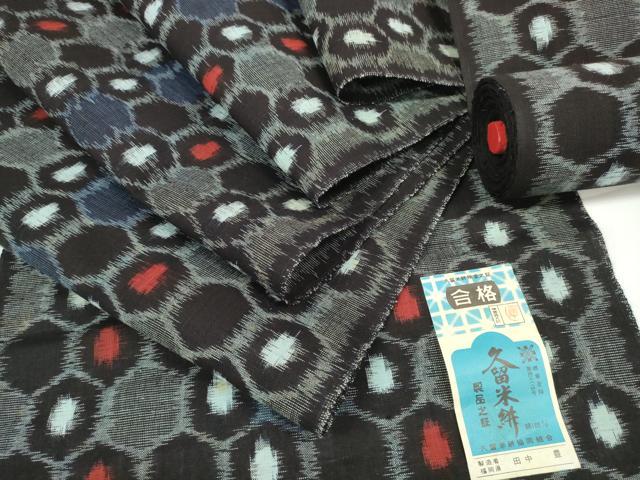 ■■■　サイズ　■■■ 長さ　　着尺分あり 幅　　　約35cm ■■■　商品詳細　■■■ 【綿・未使用】 状態は接写画像のように表地所々・耳部分に薄い汚れがございます。 久留米絣(くるめかすり)は、日本三大絣の一つで 昭和51年には経済産業大臣指定伝統工芸品に指定された木綿を代表する織物です。 一口に絣と言っても製品になるまでの工程はくくり、染め、織りなど全30工程にも及びます。 また、「かすり」の語源は生地が織られる際に、 柄がかすれて見えることからその名が付いたと言われています。 久留米絣、最大の特徴はなんといっても経糸と緯糸を合わせて 複雑な柄を表現させる技術です。 かすりが持つ美しさや独特の風合いは熟練の職人の手によって生み出されます。 使用するほどに味が出て心地よくなる素材です。 大変上質な逸品になります。 お安く出品致しますので、是非この機会にいかがでしょうか？ ■■■　注意事項　■■■ ■モニター発色の具合により色合いが異なる場合がございます。 ■寸法は多少の誤差が生じる場合がございますのでご了承ください。 ■縫込みの長さが左右非対称の場合は短い部分を記載しております。 左右非対称であってもご返品・お値引き等の保証は出来かねますので、ご了承の上ご購入をお願い致します。 ■シミ等のチェックには注意を払っておりますが、見落としがある場合もございますし、個人の見解も様々ですので神経質な方のご購入はお控えください。 ■箪笥に入っておりました着物や帯なので畳みシワや匂いがあるものもございます。 ■お休みは基本的に土日祝となりますが、その他臨時でお休みする場合がございますのでご了承ください。 ■商品の発送は平日のみの発送となります。 ■夜間と土曜、日曜日はお問い合わせの回答が遅れる場合がございます。 ■当店では、お直し、紋入れ、お手入れ等は承っておりません。 ■生地の状態（ヤケ、経年劣化等）によってはサイズ直しが出来ない場合がございます。 その点もどうかご了承のうえ、ご購入をお願いいたします。 ■弊社で取り扱う商品は一点ものにつき、時期や在庫状況に応じて金額が変更となる場合がございます。 ■検針は行っておりません。予めご了承いただきますようお願いいたします。 ■【洗える着物】と記載のある商品におきましては、商品お届け後に洗濯を行ってしまってからのご返品にはご対応しかねます。 念の為、専門店でのお手入れをお願いいたします。 ■着物のサイズ目安は下記を参考ください↓ ＜女性着物＞　お端折り次第で＋5cm　−1cmが着用可能サイズ 　例）身丈170cmの場合、身長160cm〜175cm ＜男性着物＞　身丈＋約25cm〜27cm程が適応身長 　例）身丈155cmの場合、身長180〜182cm
