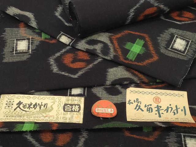 ■■■　サイズ　■■■ 長さ　　着尺分あり 幅　　　約37cm ■■■　商品詳細　■■■ 【綿・未使用】 状態は特に目立ったシミ汚れなどもなく大変良い状態です。 久留米絣(くるめかすり)は、日本三大絣の一つで 昭和51年には経済産業大臣指定伝統工芸品に指定された木綿を代表する織物です。 一口に絣と言っても製品になるまでの工程はくくり、染め、織りなど全30工程にも及びます。 また、「かすり」の語源は生地が織られる際に、 柄がかすれて見えることからその名が付いたと言われています。 久留米絣、最大の特徴はなんといっても経糸と緯糸を合わせて 複雑な柄を表現させる技術です。 かすりが持つ美しさや独特の風合いは熟練の職人の手によって生み出されます。 使用するほどに味が出て心地よくなる素材です。 大変上質な逸品になります。 お安く出品致しますので、是非この機会にいかがでしょうか？ ■■■　注意事項　■■■ ■モニター発色の具合により色合いが異なる場合がございます。 ■寸法は多少の誤差が生じる場合がございますのでご了承ください。 ■縫込みの長さが左右非対称の場合は短い部分を記載しております。 左右非対称であってもご返品・お値引き等の保証は出来かねますので、ご了承の上ご購入をお願い致します。 ■シミ等のチェックには注意を払っておりますが、見落としがある場合もございますし、個人の見解も様々ですので神経質な方のご購入はお控えください。 ■箪笥に入っておりました着物や帯なので畳みシワや匂いがあるものもございます。 ■お休みは基本的に土日祝となりますが、その他臨時でお休みする場合がございますのでご了承ください。 ■商品の発送は平日のみの発送となります。 ■夜間と土曜、日曜日はお問い合わせの回答が遅れる場合がございます。 ■当店では、お直し、紋入れ、お手入れ等は承っておりません。 ■生地の状態（ヤケ、経年劣化等）によってはサイズ直しが出来ない場合がございます。 その点もどうかご了承のうえ、ご購入をお願いいたします。 ■弊社で取り扱う商品は一点ものにつき、時期や在庫状況に応じて金額が変更となる場合がございます。 ■検針は行っておりません。予めご了承いただきますようお願いいたします。 ■【洗える着物】と記載のある商品におきましては、商品お届け後に洗濯を行ってしまってからのご返品にはご対応しかねます。 念の為、専門店でのお手入れをお願いいたします。 ■着物のサイズ目安は下記を参考ください↓ ＜女性着物＞　お端折り次第で＋5cm　−1cmが着用可能サイズ 　例）身丈170cmの場合、身長160cm〜175cm ＜男性着物＞　身丈＋約25cm〜27cm程が適応身長 　例）身丈155cmの場合、身長180〜182cm