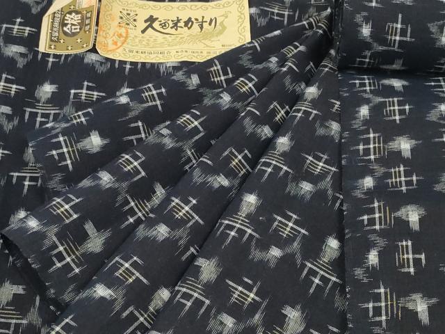 ■■■　サイズ　■■■ 長さ　　着尺分あり 幅　　　約35.5cm ■■■　商品詳細　■■■ 【綿・未使用】 状態は特に目立ったシミ汚れなどもなく大変良い状態です。 久留米絣(くるめかすり)は、日本三大絣の一つで 昭和51年には経済産業大臣指定伝統工芸品に指定された木綿を代表する織物です。 一口に絣と言っても製品になるまでの工程はくくり、染め、織りなど全30工程にも及びます。 また、「かすり」の語源は生地が織られる際に、 柄がかすれて見えることからその名が付いたと言われています。 久留米絣、最大の特徴はなんといっても経糸と緯糸を合わせて 複雑な柄を表現させる技術です。 かすりが持つ美しさや独特の風合いは熟練の職人の手によって生み出されます。 使用するほどに味が出て心地よくなる素材です。 大変上質な逸品になります。 お安く出品致しますので、是非この機会にいかがでしょうか？ ■■■　注意事項　■■■ ■モニター発色の具合により色合いが異なる場合がございます。 ■寸法は多少の誤差が生じる場合がございますのでご了承ください。 ■縫込みの長さが左右非対称の場合は短い部分を記載しております。 左右非対称であってもご返品・お値引き等の保証は出来かねますので、ご了承の上ご購入をお願い致します。 ■シミ等のチェックには注意を払っておりますが、見落としがある場合もございますし、個人の見解も様々ですので神経質な方のご購入はお控えください。 ■箪笥に入っておりました着物や帯なので畳みシワや匂いがあるものもございます。 ■お休みは基本的に土日祝となりますが、その他臨時でお休みする場合がございますのでご了承ください。 ■商品の発送は平日のみの発送となります。 ■夜間と土曜、日曜日はお問い合わせの回答が遅れる場合がございます。 ■当店では、お直し、紋入れ、お手入れ等は承っておりません。 ■生地の状態（ヤケ、経年劣化等）によってはサイズ直しが出来ない場合がございます。 その点もどうかご了承のうえ、ご購入をお願いいたします。 ■弊社で取り扱う商品は一点ものにつき、時期や在庫状況に応じて金額が変更となる場合がございます。 ■検針は行っておりません。予めご了承いただきますようお願いいたします。 ■【洗える着物】と記載のある商品におきましては、商品お届け後に洗濯を行ってしまってからのご返品にはご対応しかねます。 念の為、専門店でのお手入れをお願いいたします。 ■着物のサイズ目安は下記を参考ください↓ ＜女性着物＞　お端折り次第で＋5cm　−1cmが着用可能サイズ 　例）身丈170cmの場合、身長160cm〜175cm ＜男性着物＞　身丈＋約25cm〜27cm程が適応身長 　例）身丈155cmの場合、身長180〜182cm