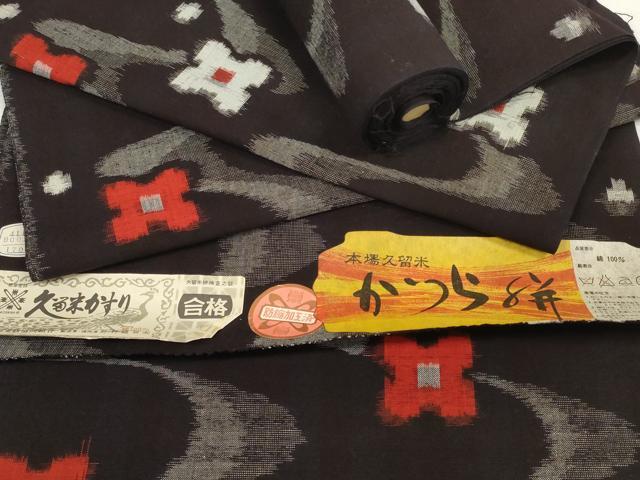 ■■■　サイズ　■■■ 長さ　　着尺分あり 幅　　　約36.5cm ■■■　商品詳細　■■■ 【綿・未使用】 状態は特に目立ったシミ汚れなどもなく大変良い状態です。 久留米絣(くるめかすり)は、日本三大絣の一つで 昭和51年には経済産業大臣指定伝統工芸品に指定された木綿を代表する織物です。 一口に絣と言っても製品になるまでの工程はくくり、染め、織りなど全30工程にも及びます。 また、「かすり」の語源は生地が織られる際に、 柄がかすれて見えることからその名が付いたと言われています。 久留米絣、最大の特徴はなんといっても経糸と緯糸を合わせて 複雑な柄を表現させる技術です。 かすりが持つ美しさや独特の風合いは熟練の職人の手によって生み出されます。 使用するほどに味が出て心地よくなる素材です。 大変上質な逸品になります。 お安く出品致しますので、是非この機会にいかがでしょうか？ ■■■　注意事項　■■■ ■モニター発色の具合により色合いが異なる場合がございます。 ■寸法は多少の誤差が生じる場合がございますのでご了承ください。 ■縫込みの長さが左右非対称の場合は短い部分を記載しております。 左右非対称であってもご返品・お値引き等の保証は出来かねますので、ご了承の上ご購入をお願い致します。 ■シミ等のチェックには注意を払っておりますが、見落としがある場合もございますし、個人の見解も様々ですので神経質な方のご購入はお控えください。 ■箪笥に入っておりました着物や帯なので畳みシワや匂いがあるものもございます。 ■お休みは基本的に土日祝となりますが、その他臨時でお休みする場合がございますのでご了承ください。 ■商品の発送は平日のみの発送となります。 ■夜間と土曜、日曜日はお問い合わせの回答が遅れる場合がございます。 ■当店では、お直し、紋入れ、お手入れ等は承っておりません。 ■生地の状態（ヤケ、経年劣化等）によってはサイズ直しが出来ない場合がございます。 その点もどうかご了承のうえ、ご購入をお願いいたします。 ■弊社で取り扱う商品は一点ものにつき、時期や在庫状況に応じて金額が変更となる場合がございます。 ■検針は行っておりません。予めご了承いただきますようお願いいたします。 ■【洗える着物】と記載のある商品におきましては、商品お届け後に洗濯を行ってしまってからのご返品にはご対応しかねます。 念の為、専門店でのお手入れをお願いいたします。 ■着物のサイズ目安は下記を参考ください↓ ＜女性着物＞　お端折り次第で＋5cm　−1cmが着用可能サイズ 　例）身丈170cmの場合、身長160cm〜175cm ＜男性着物＞　身丈＋約25cm〜27cm程が適応身長 　例）身丈155cmの場合、身長180〜182cm