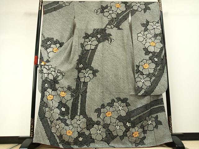 ■■■　サイズ　■■■ 身丈 167cm（肩から） 裄丈 70cm 袖丈 112cm　縫込み 6cm 袖幅 35cm 前幅 24.5cm 後幅 30cm 着物縫いこみ 内揚げ 5cm 裄 お袖側 約1cm　身頃側 約0cm ■■■　商品詳細　■■■ 【正絹】 状態は特に目立ったシミ汚れなどもなく大変良い状態です。 大変上質な逸品になります。 お安く出品致しますので、是非この機会にいかがでしょうか？ ■■■　注意事項　■■■ ■モニター発色の具合により色合いが異なる場合がございます。 ■寸法は多少の誤差が生じる場合がございますのでご了承ください。 ■縫込みの長さが左右非対称の場合は短い部分を記載しております。 左右非対称であってもご返品・お値引き等の保証は出来かねますので、ご了承の上ご購入をお願い致します。 ■シミ等のチェックには注意を払っておりますが、見落としがある場合もございますし、個人の見解も様々ですので神経質な方のご購入はお控えください。 ■箪笥に入っておりました着物や帯なので畳みシワや匂いがあるものもございます。 ■お休みは基本的に土日祝となりますが、その他臨時でお休みする場合がございますのでご了承ください。 ■商品の発送は平日のみの発送となります。 ■夜間と土曜、日曜日はお問い合わせの回答が遅れる場合がございます。 ■当店では、お直し、紋入れ、お手入れ等は承っておりません。 ■生地の状態（ヤケ、経年劣化等）によってはサイズ直しが出来ない場合がございます。 その点もどうかご了承のうえ、ご購入をお願いいたします。 ■弊社で取り扱う商品は一点ものにつき、時期や在庫状況に応じて金額が変更となる場合がございます。 ■検針は行っておりません。予めご了承いただきますようお願いいたします。 ■【洗える着物】と記載のある商品におきましては、商品お届け後に洗濯を行ってしまってからのご返品にはご対応しかねます。 念の為、専門店でのお手入れをお願いいたします。 ■着物のサイズ目安は下記を参考ください↓ ＜女性着物＞　お端折り次第で＋5cm　−1cmが着用可能サイズ 　例）身丈170cmの場合、身長160cm〜175cm ＜男性着物＞　身丈＋約25cm〜27cm程が適応身長 　例）身丈155cmの場合、身長180〜182cm