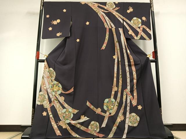 ■■■　サイズ　■■■ 身丈 172cm（肩から） 裄丈 68cm 袖丈 52cm　縫込み 1.5cm 袖幅 34.5cm 前幅 25cm 後幅 30cm 着物縫いこみ 内揚げ 3cm 裄 お袖側 約2cm　身頃側 約2cm ■■■　商品詳細　■■■ 【正絹】 状態は接写画像のように衿に薄い汚れがございますが その他特に目立ったシミ汚れなどもなく大変良い状態です。 大変上質な逸品になります。 お安く出品致しますので、是非この機会にいかがでしょうか？ ■■■　注意事項　■■■ ■モニター発色の具合により色合いが異なる場合がございます。 ■寸法は多少の誤差が生じる場合がございますのでご了承ください。 ■縫込みの長さが左右非対称の場合は短い部分を記載しております。 左右非対称であってもご返品・お値引き等の保証は出来かねますので、ご了承の上ご購入をお願い致します。 ■シミ等のチェックには注意を払っておりますが、見落としがある場合もございますし、個人の見解も様々ですので神経質な方のご購入はお控えください。 ■箪笥に入っておりました着物や帯なので畳みシワや匂いがあるものもございます。 ■お休みは基本的に土日祝となりますが、その他臨時でお休みする場合がございますのでご了承ください。 ■商品の発送は平日のみの発送となります。 ■夜間と土曜、日曜日はお問い合わせの回答が遅れる場合がございます。 ■当店では、お直し、紋入れ、お手入れ等は承っておりません。 ■生地の状態（ヤケ、経年劣化等）によってはサイズ直しが出来ない場合がございます。 その点もどうかご了承のうえ、ご購入をお願いいたします。 ■弊社で取り扱う商品は一点ものにつき、時期や在庫状況に応じて金額が変更となる場合がございます。 ■検針は行っておりません。予めご了承いただきますようお願いいたします。 ■【洗える着物】と記載のある商品におきましては、商品お届け後に洗濯を行ってしまってからのご返品にはご対応しかねます。 念の為、専門店でのお手入れをお願いいたします。 ■着物のサイズ目安は下記を参考ください↓ ＜女性着物＞　お端折り次第で＋5cm　−1cmが着用可能サイズ 　例）身丈170cmの場合、身長160cm〜175cm ＜男性着物＞　身丈＋約25cm〜27cm程が適応身長 　例）身丈155cmの場合、身長180〜182cm